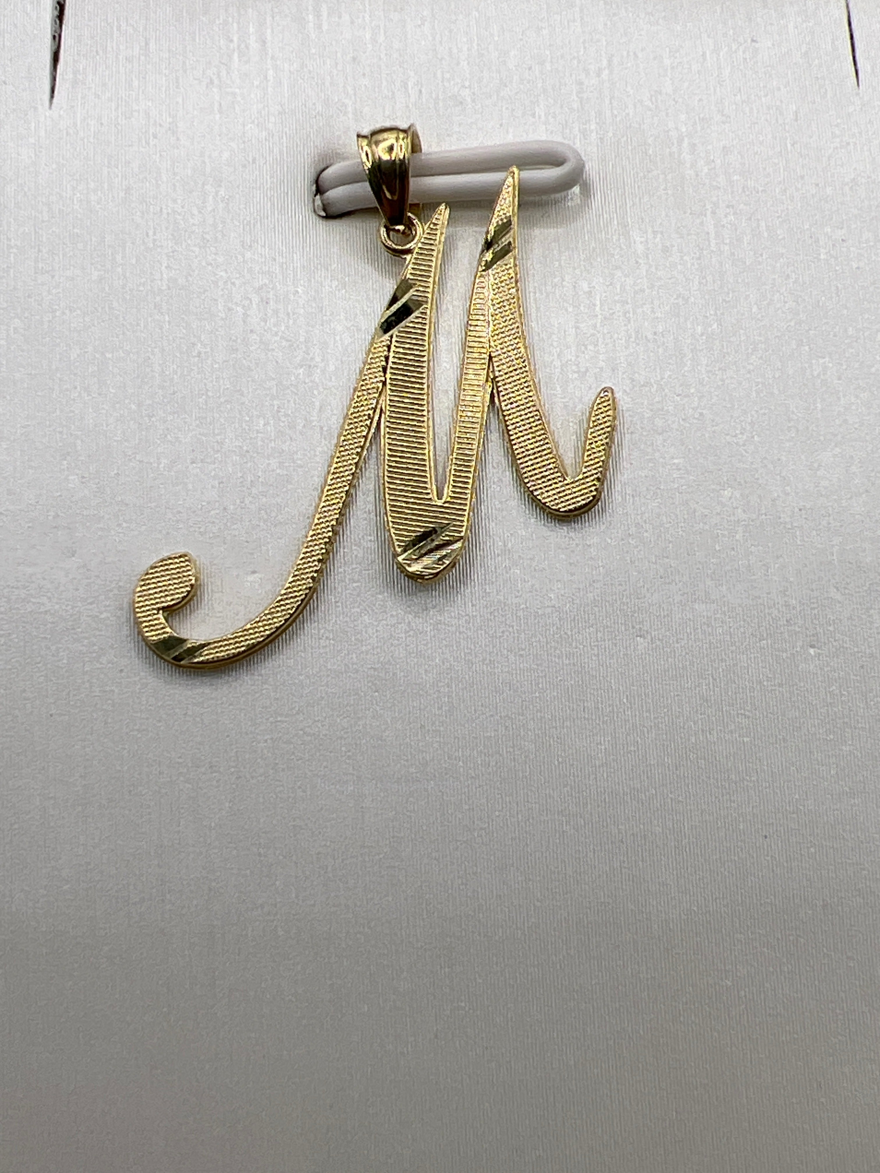 Inicial M de oro amarillo de 10 quilates