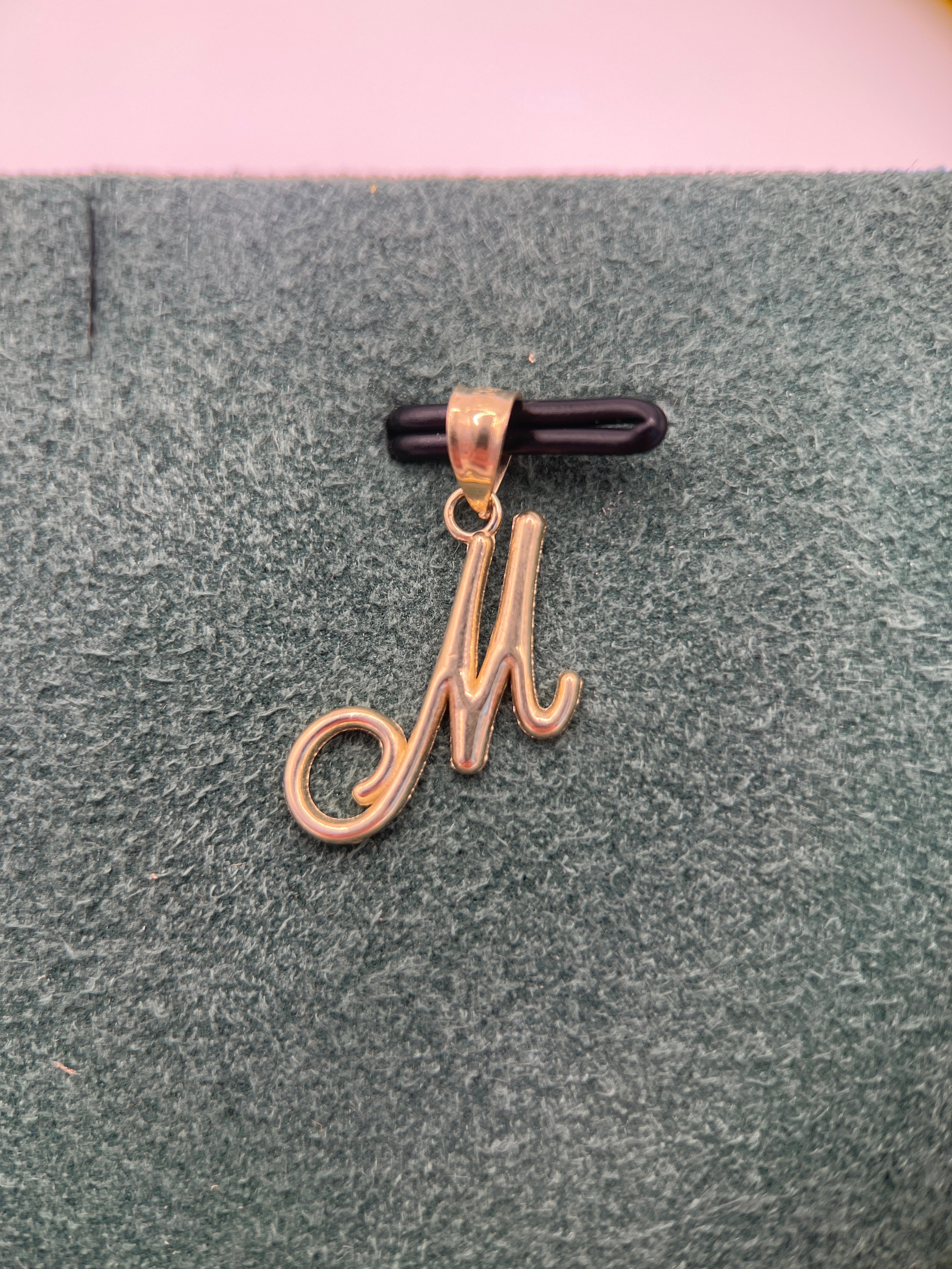 Colgante de inicial "M" de oro amarillo de 10k