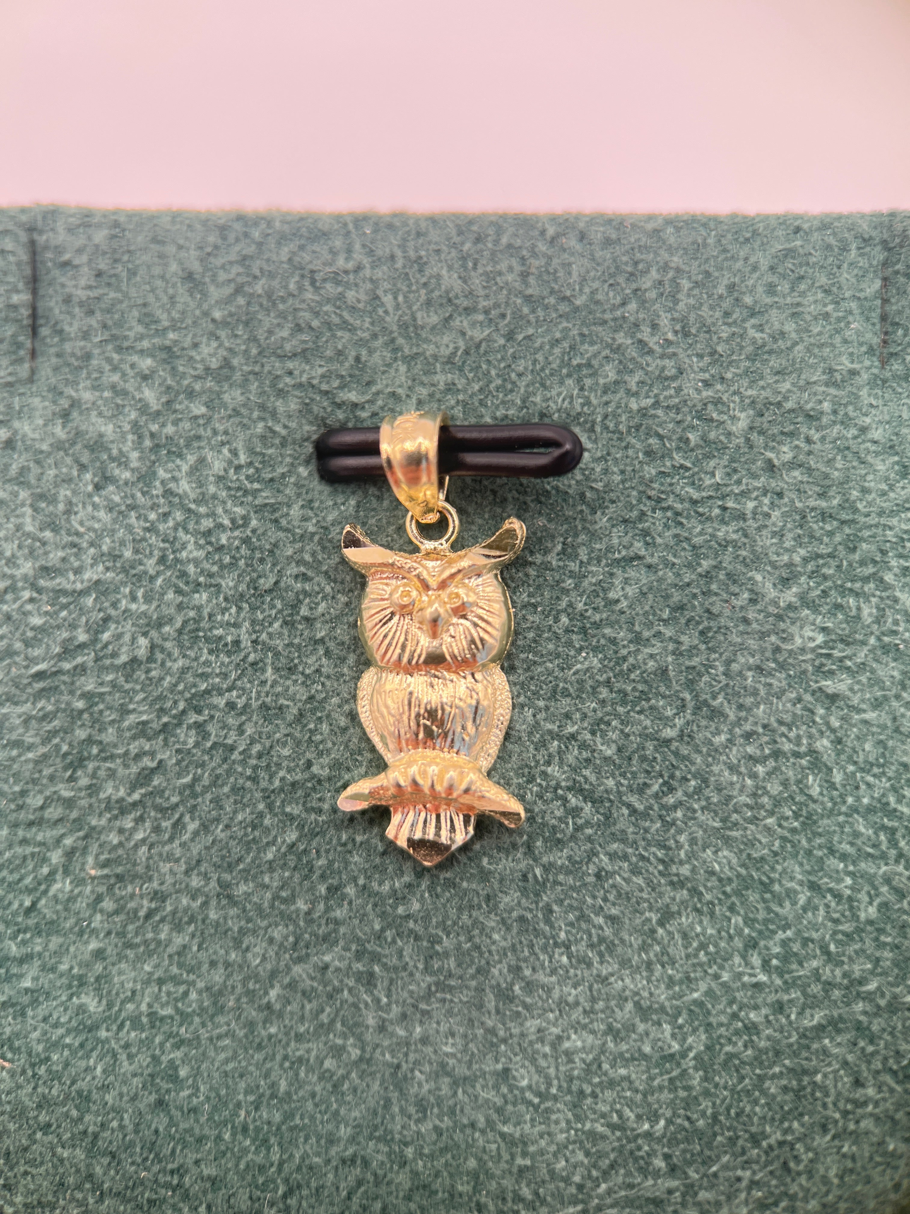 Colgante de búho de oro amarillo de 10k