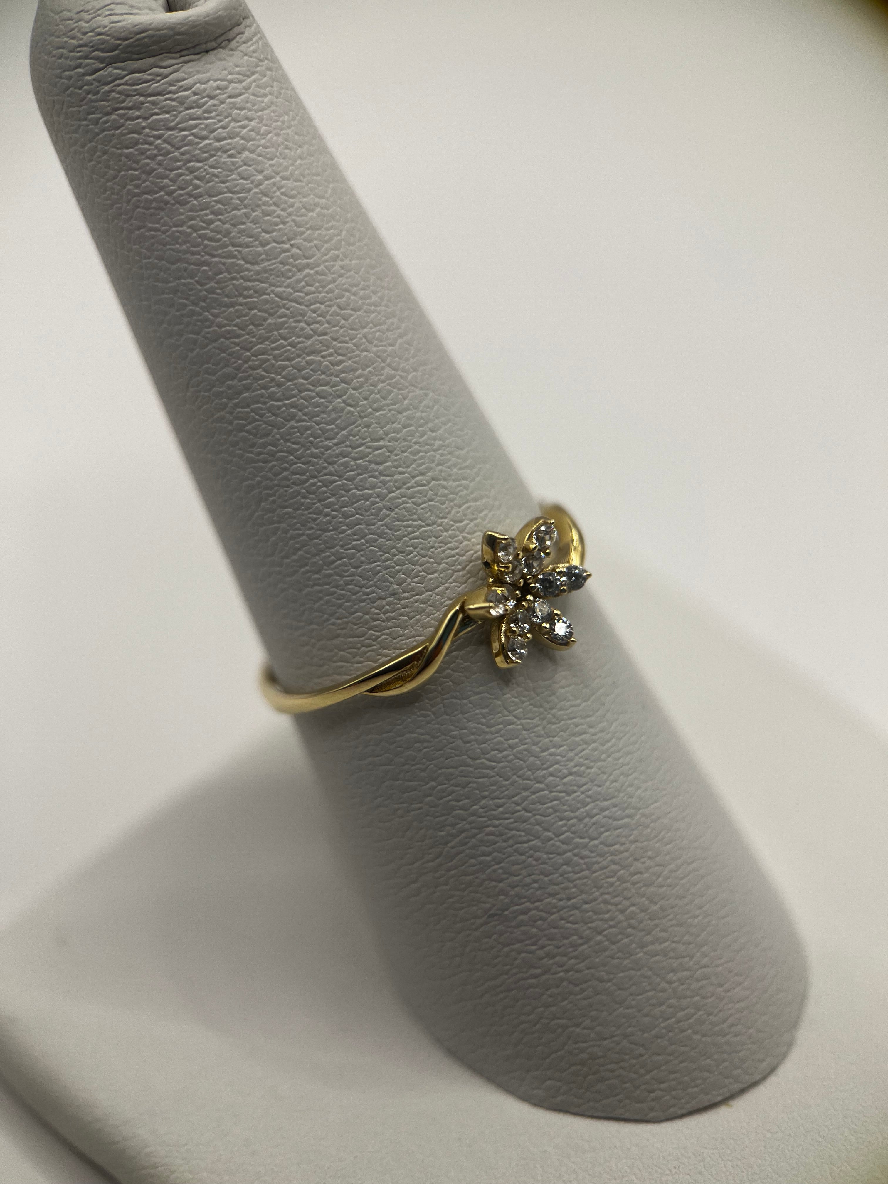 Anillo de Oro Amarillo de 14k con Flor de Zirconia Talla "7.5"