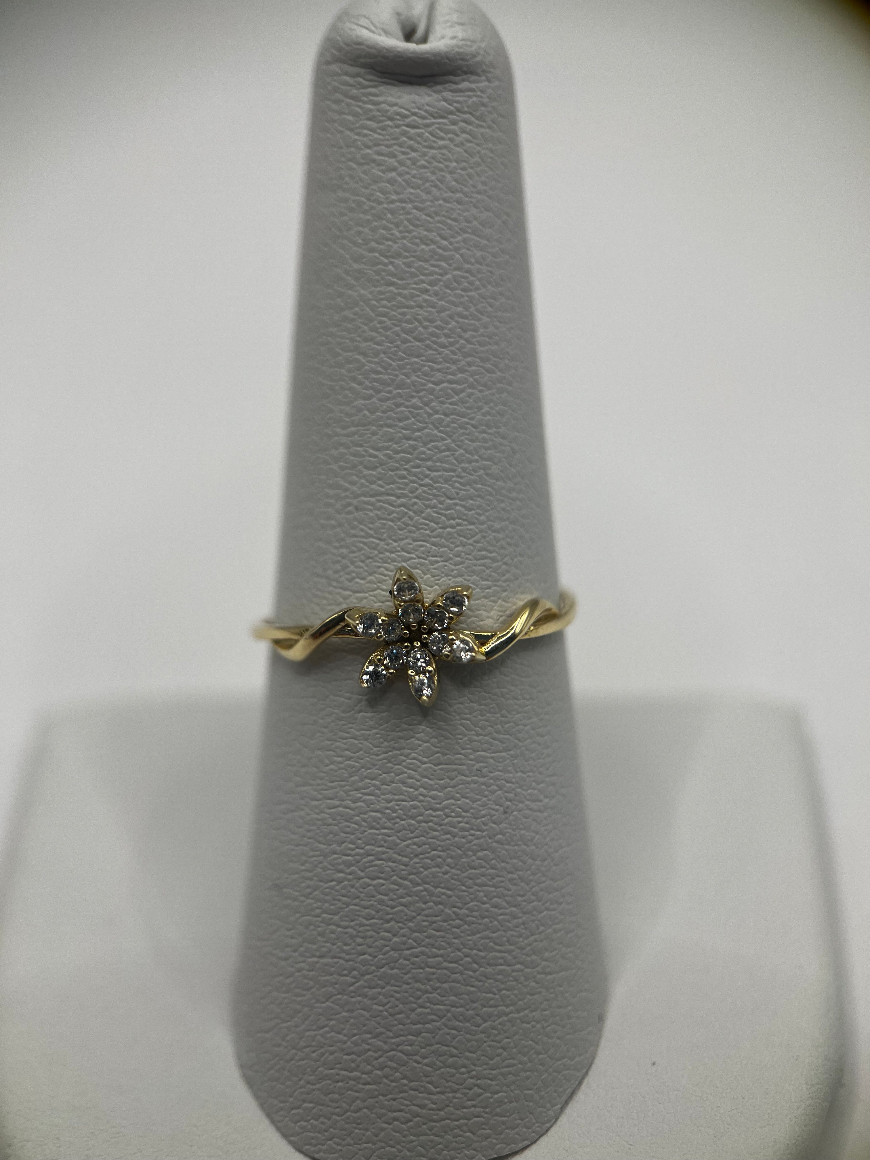 Anillo de Oro Amarillo de 14k con Flor de Zirconia Talla "7.5"
