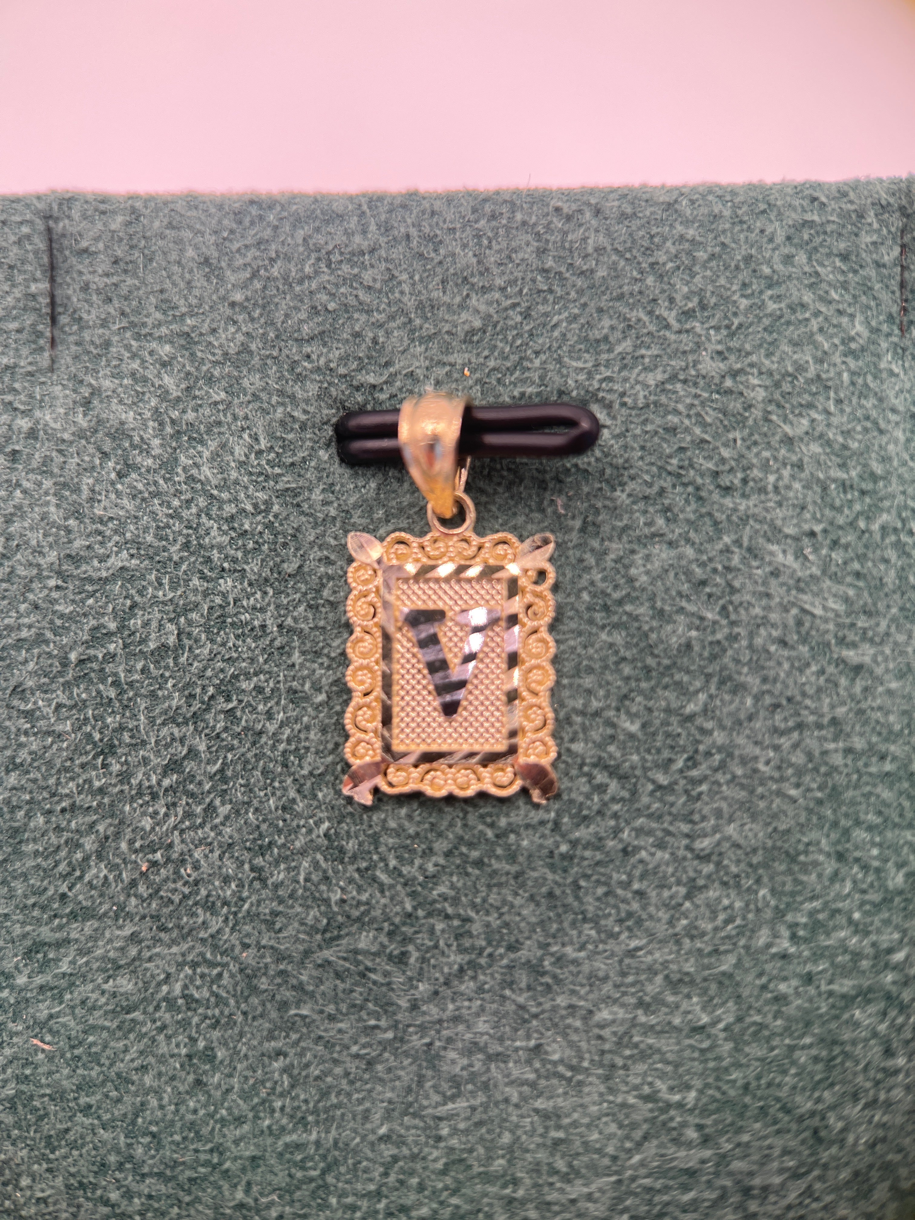 Colgante de oro amarillo de 10k con inicial V