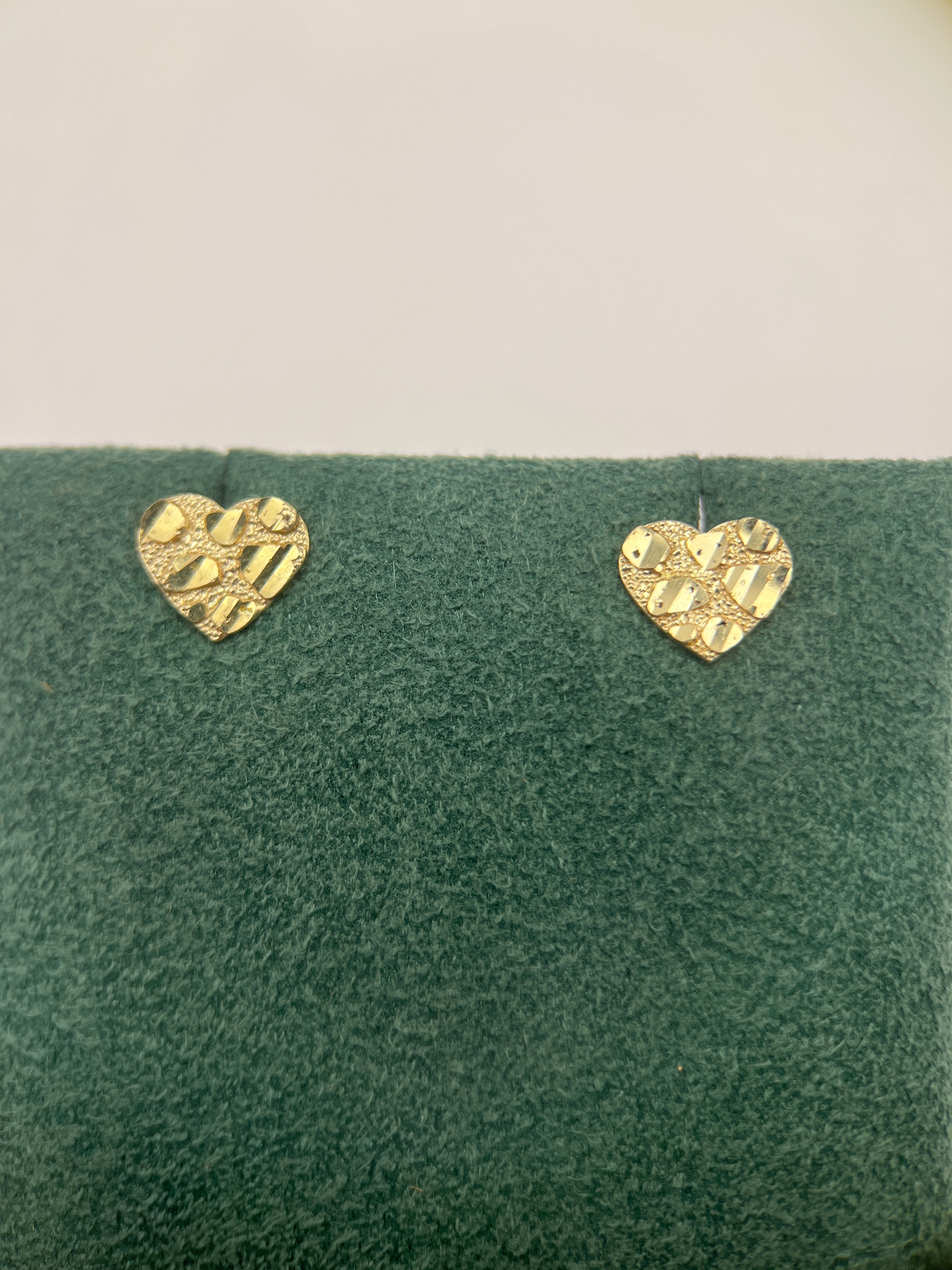 Pendientes de corazón de oro amarillo de 10k