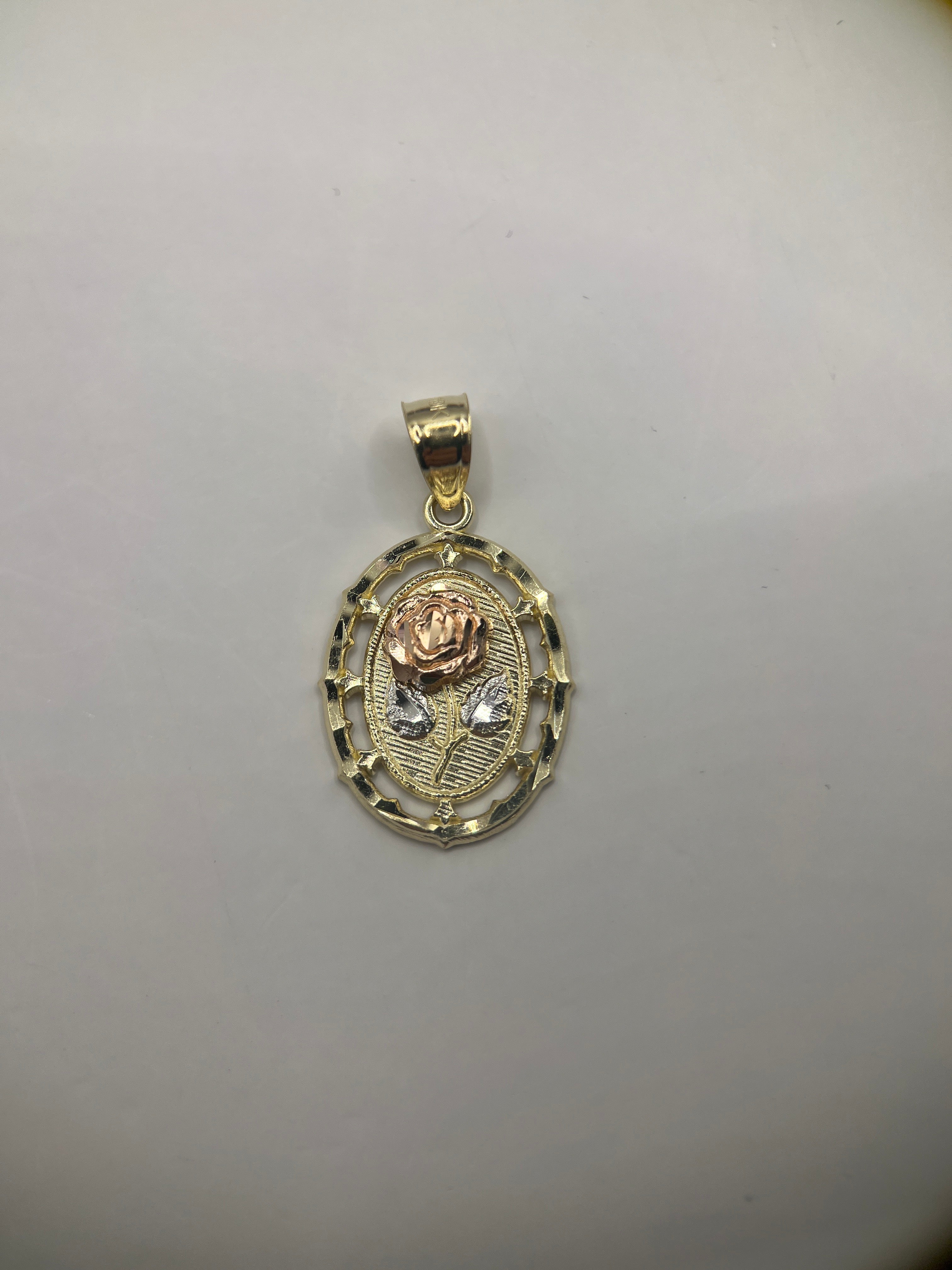 Colgante ovalado de oro amarillo de 10k con diseño de rosa