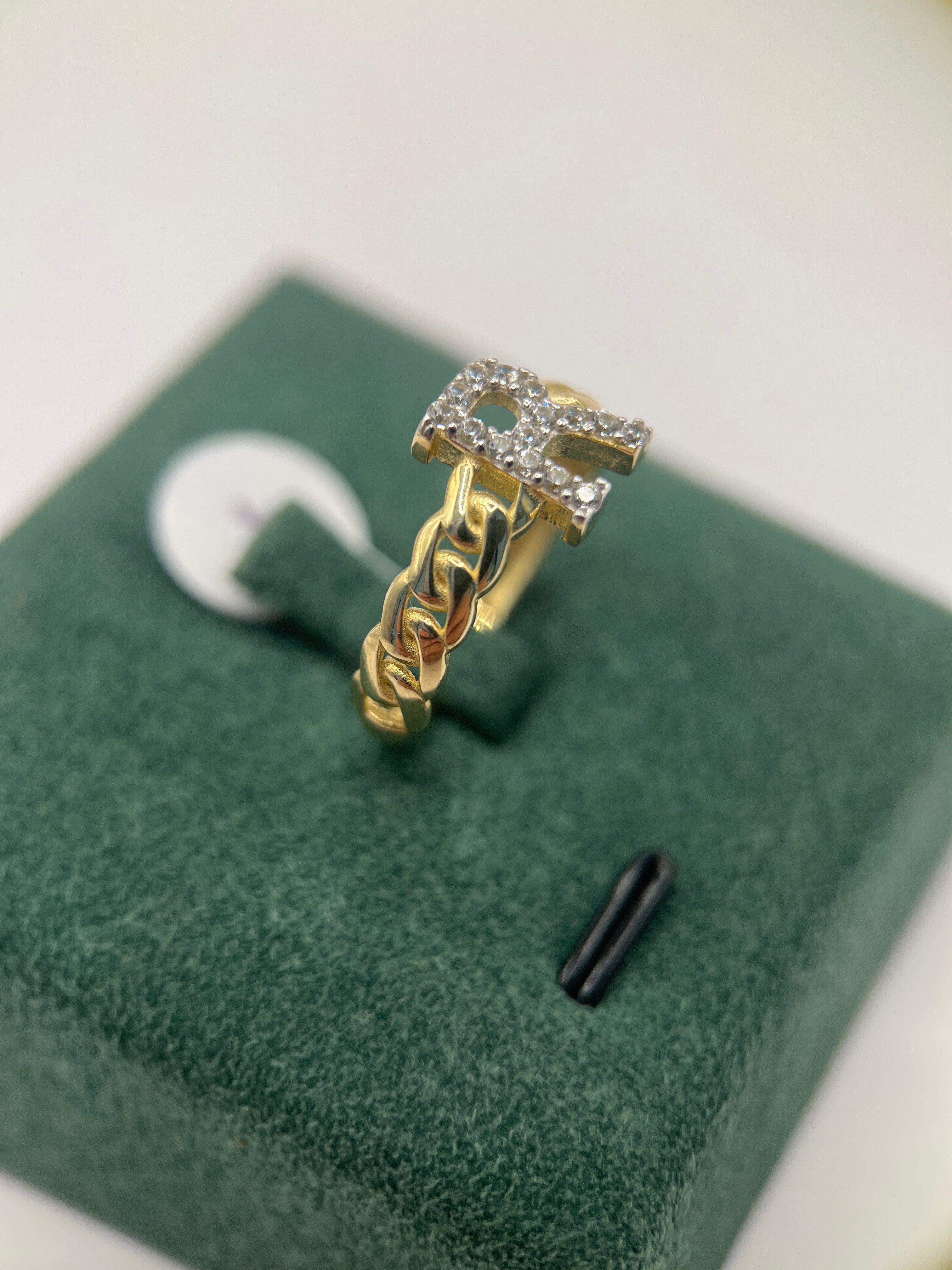 10k yellow gold initial ring R “7”
