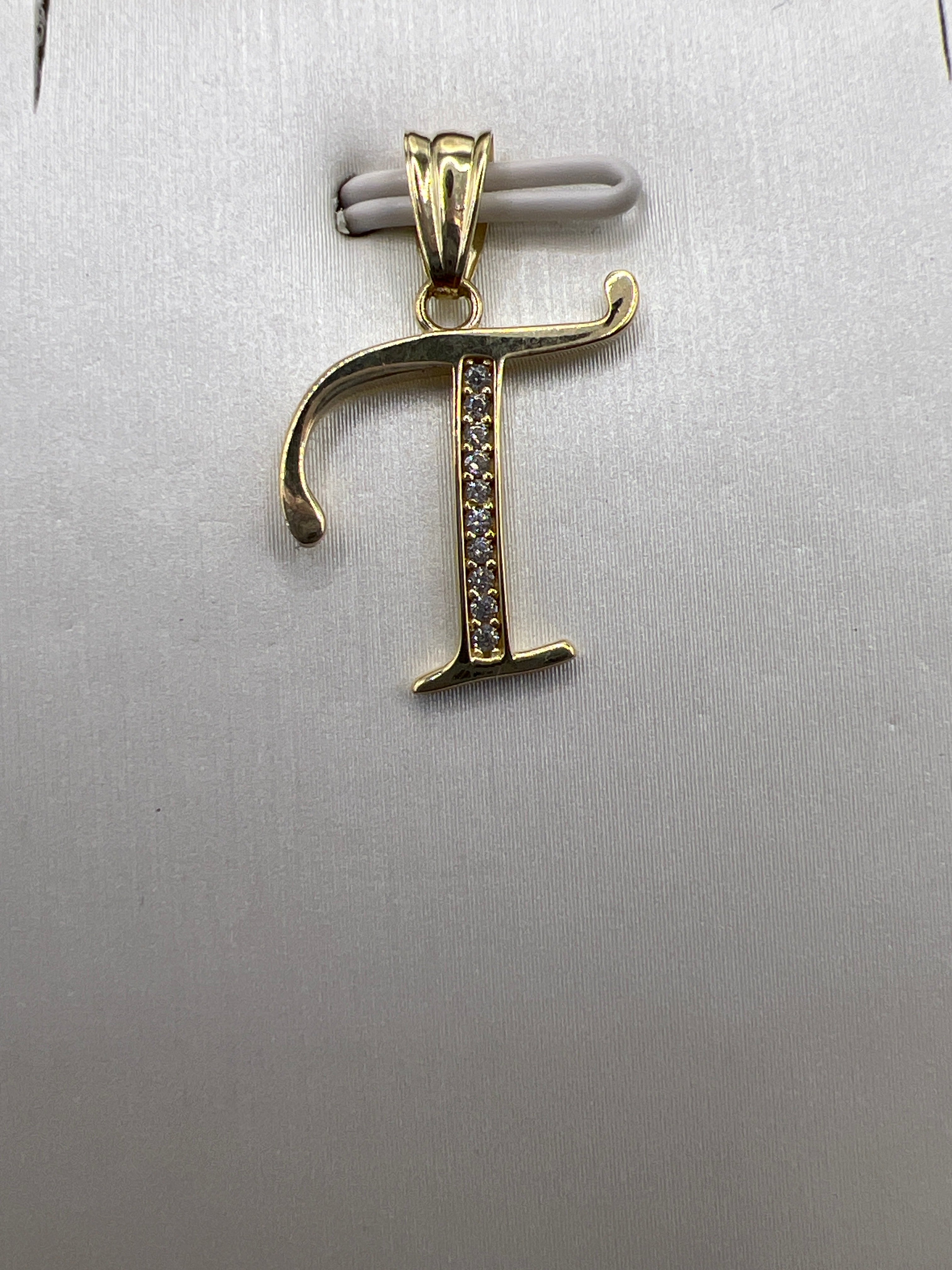 Colgante de oro amarillo de 10k con la letra inicial J