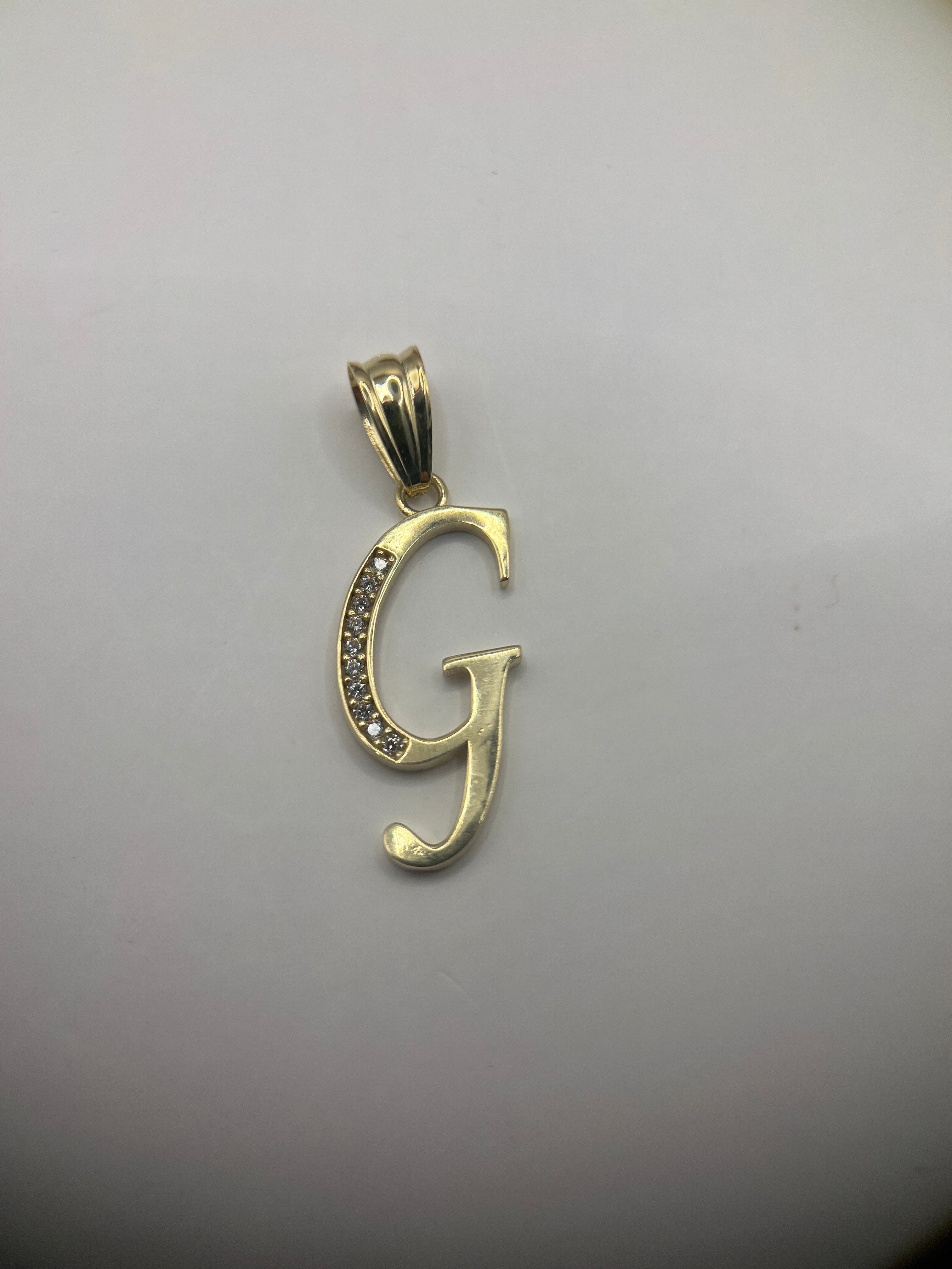 Colgante de oro amarillo de 10k con la inicial G