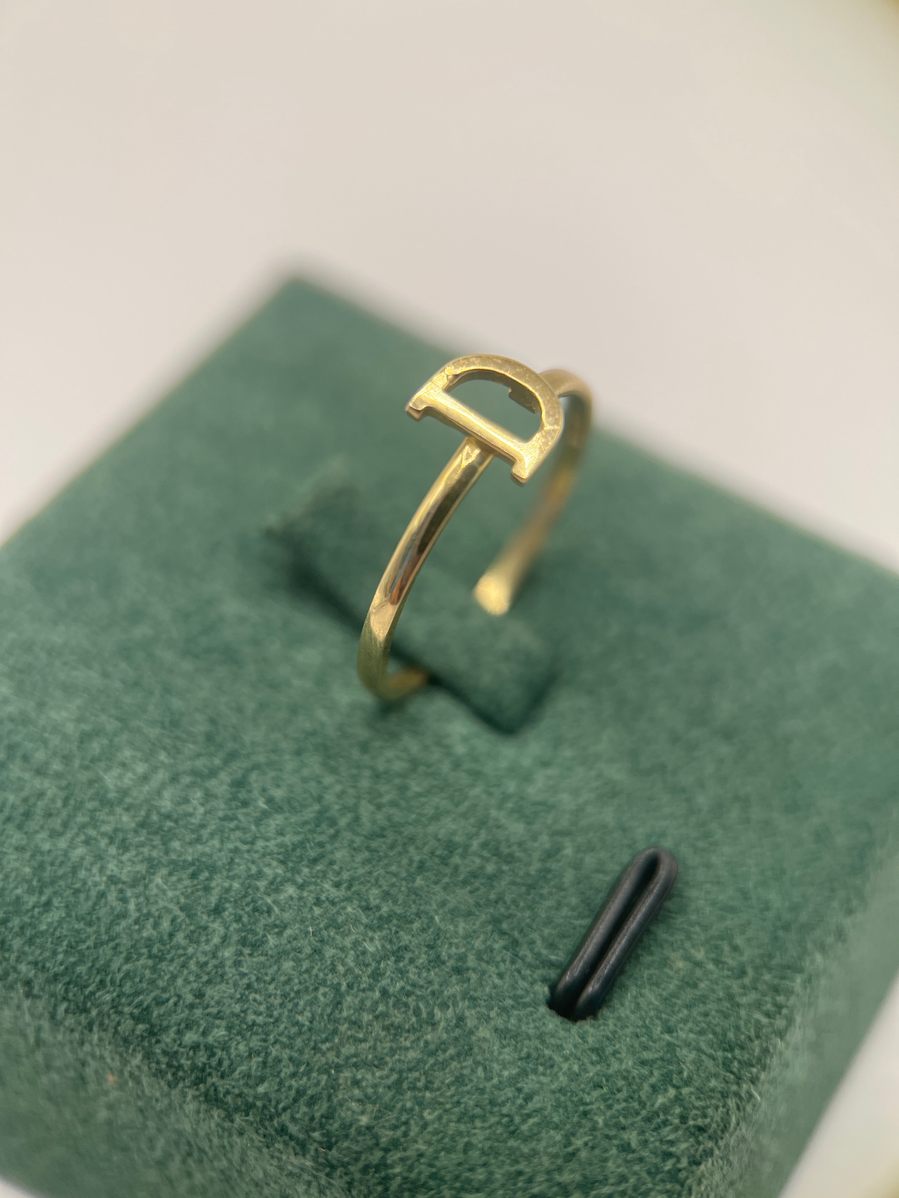 10k yellow gold initial ring D “7”