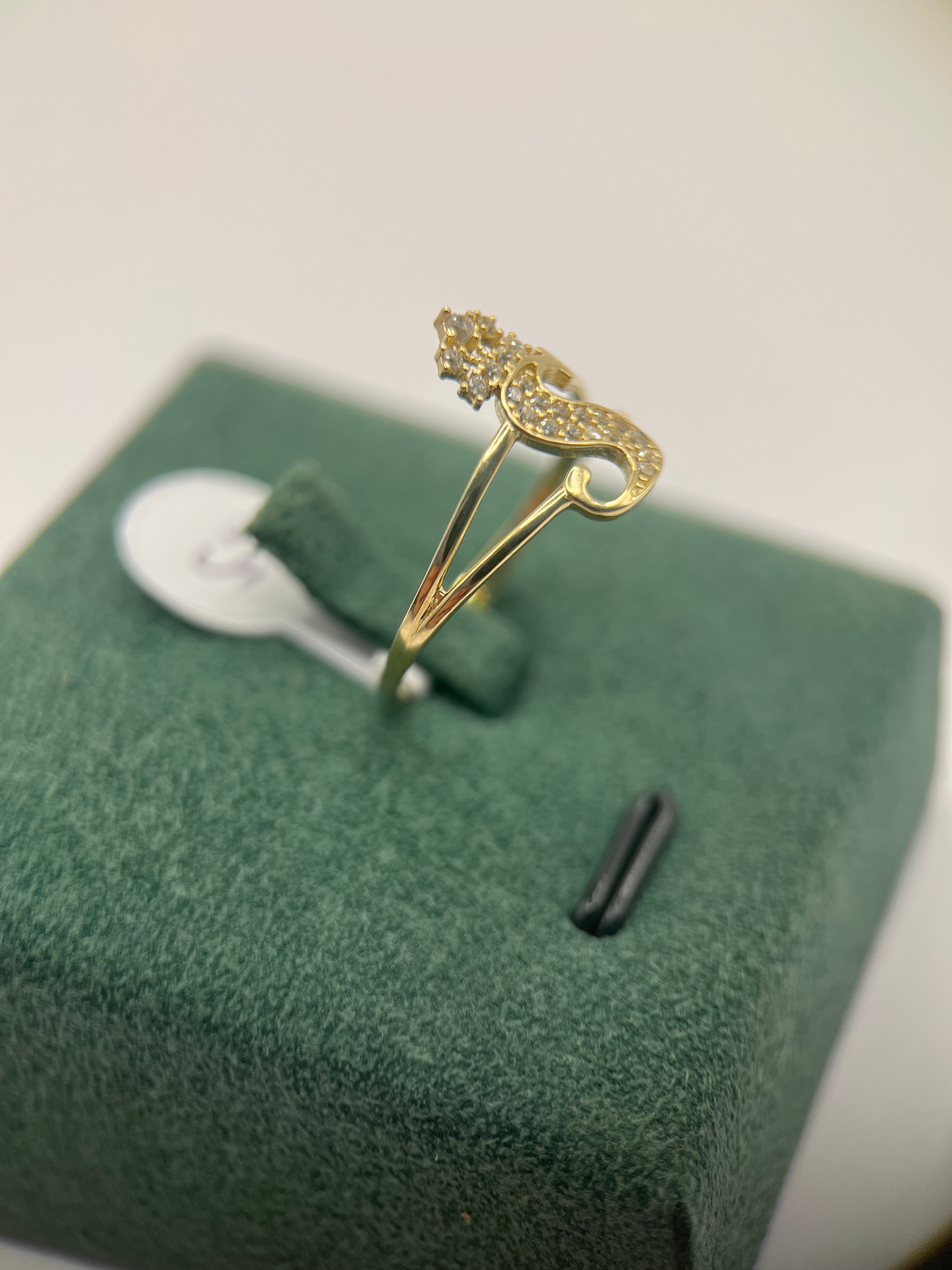 10k yellow gold initial ring S “ 7.5”