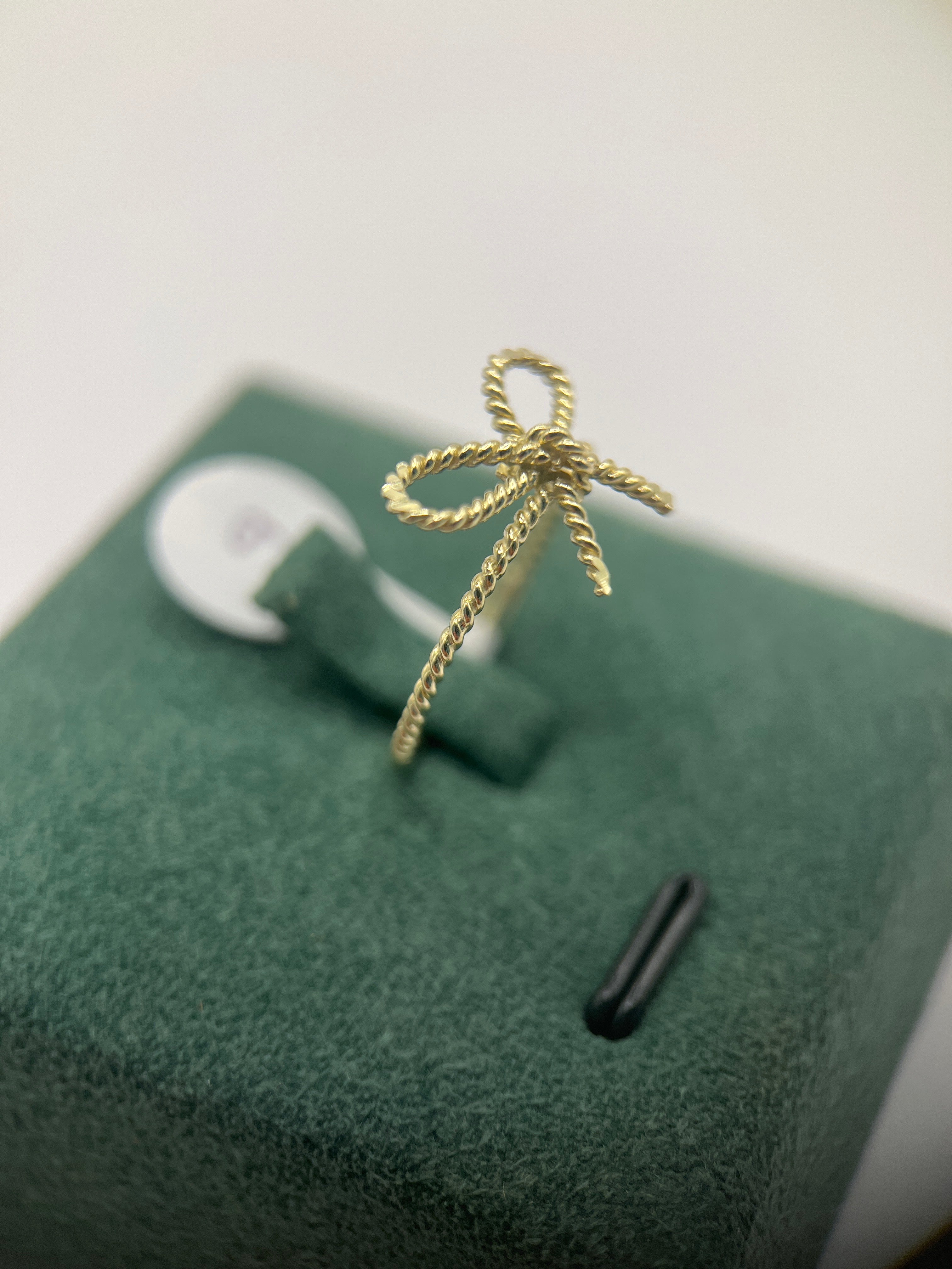 10k yellow gold bow ring “6”