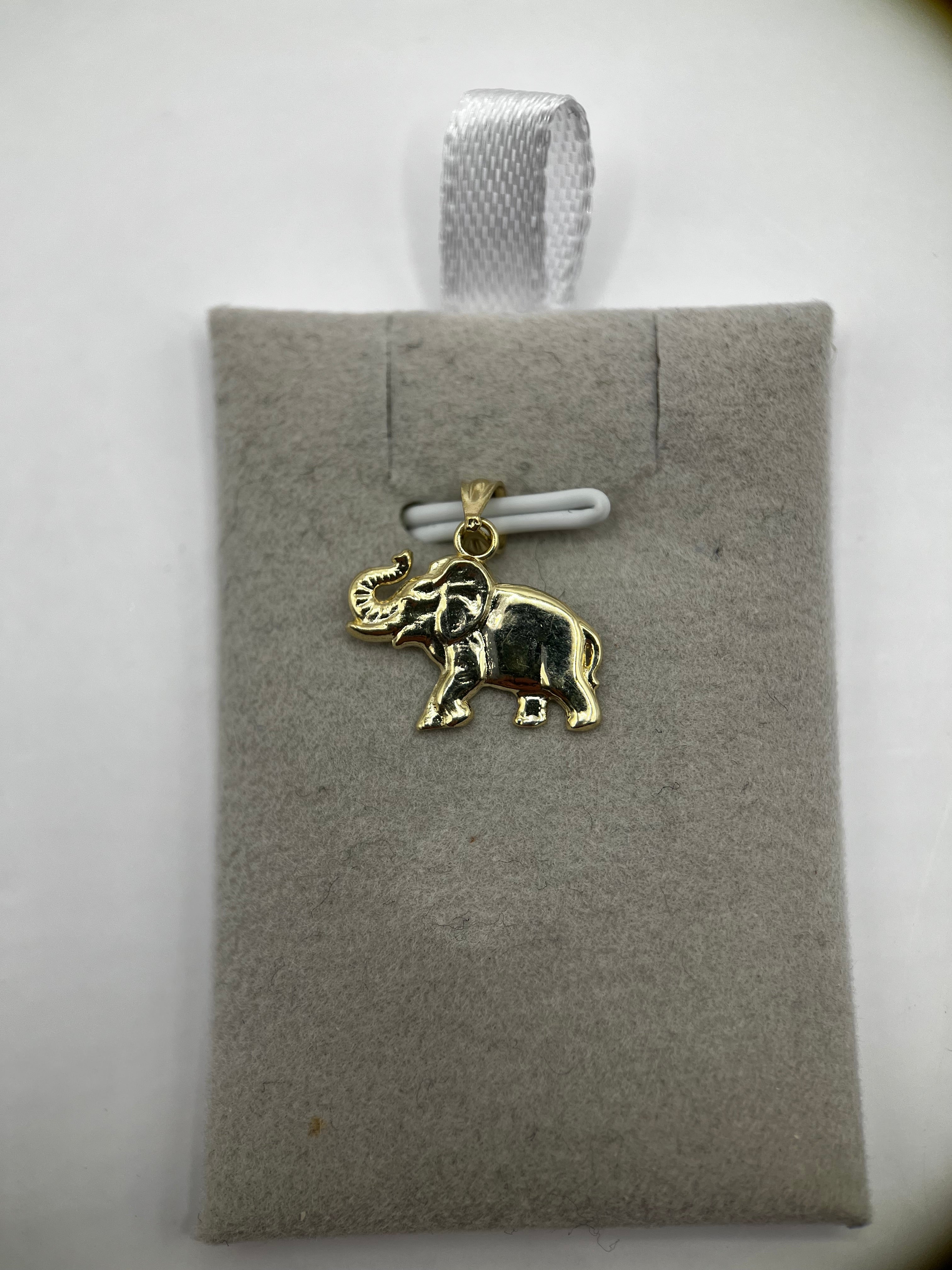 Colgante de elefante de oro amarillo de 10k