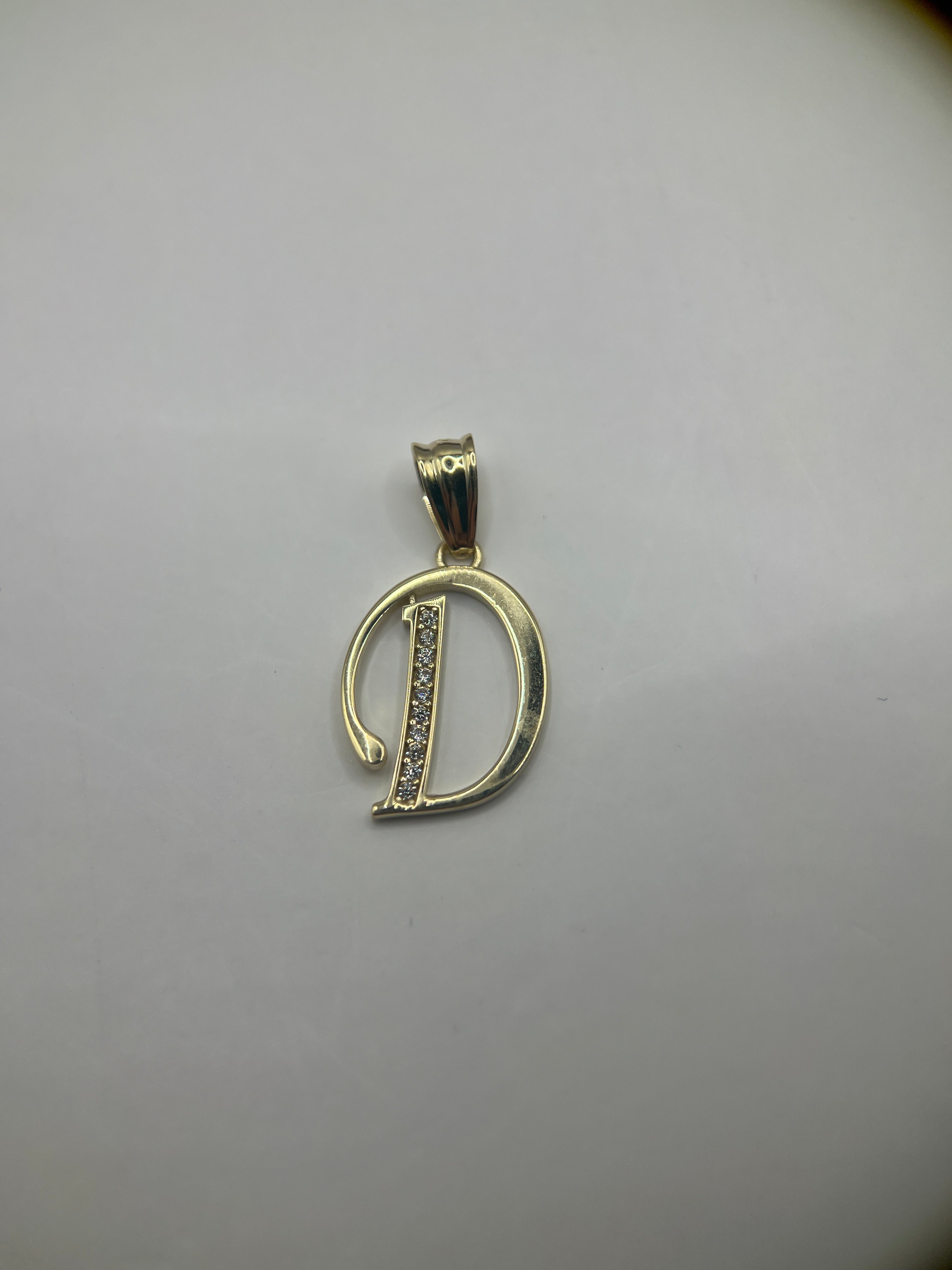 Colgante de oro amarillo de 10k con la letra D inicial