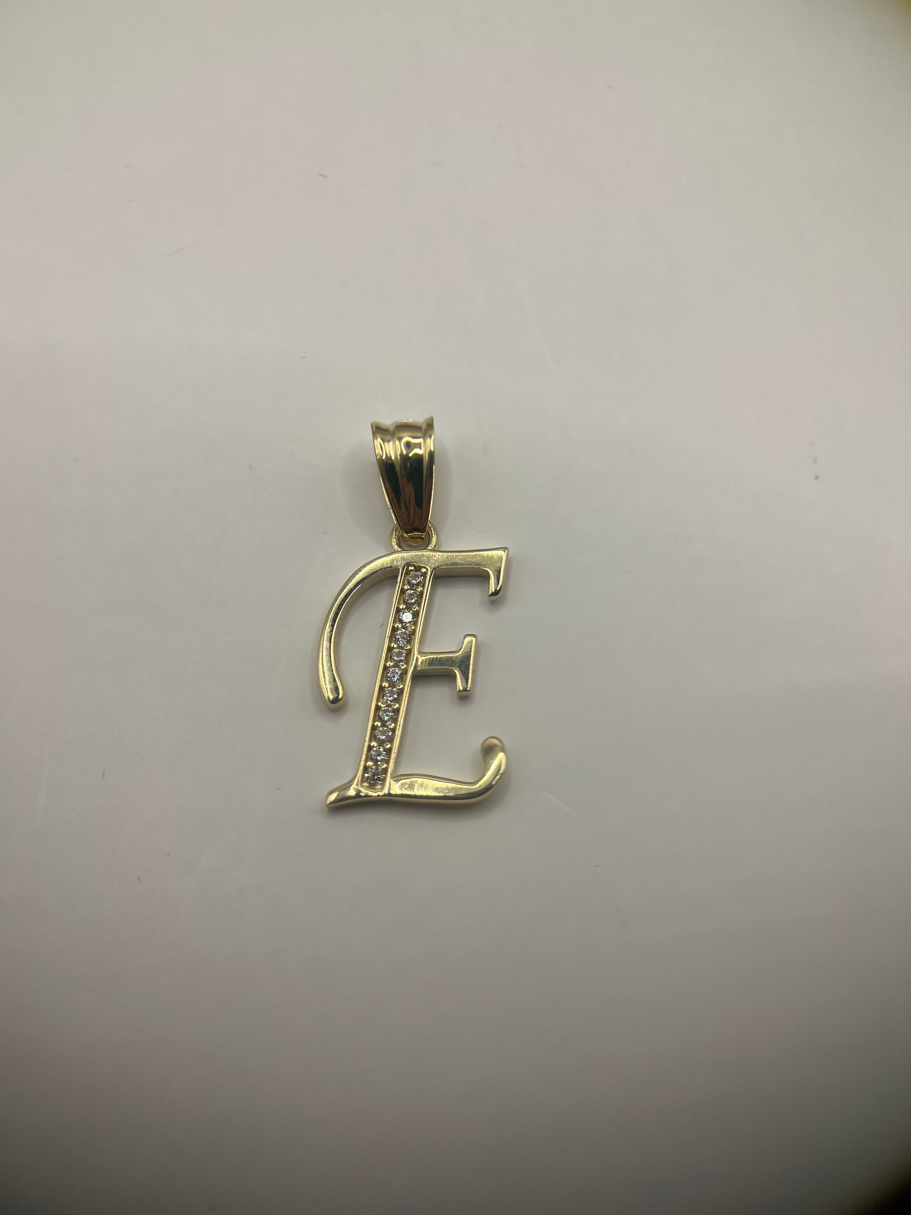 Colgante de oro amarillo de 10k con la letra inicial E