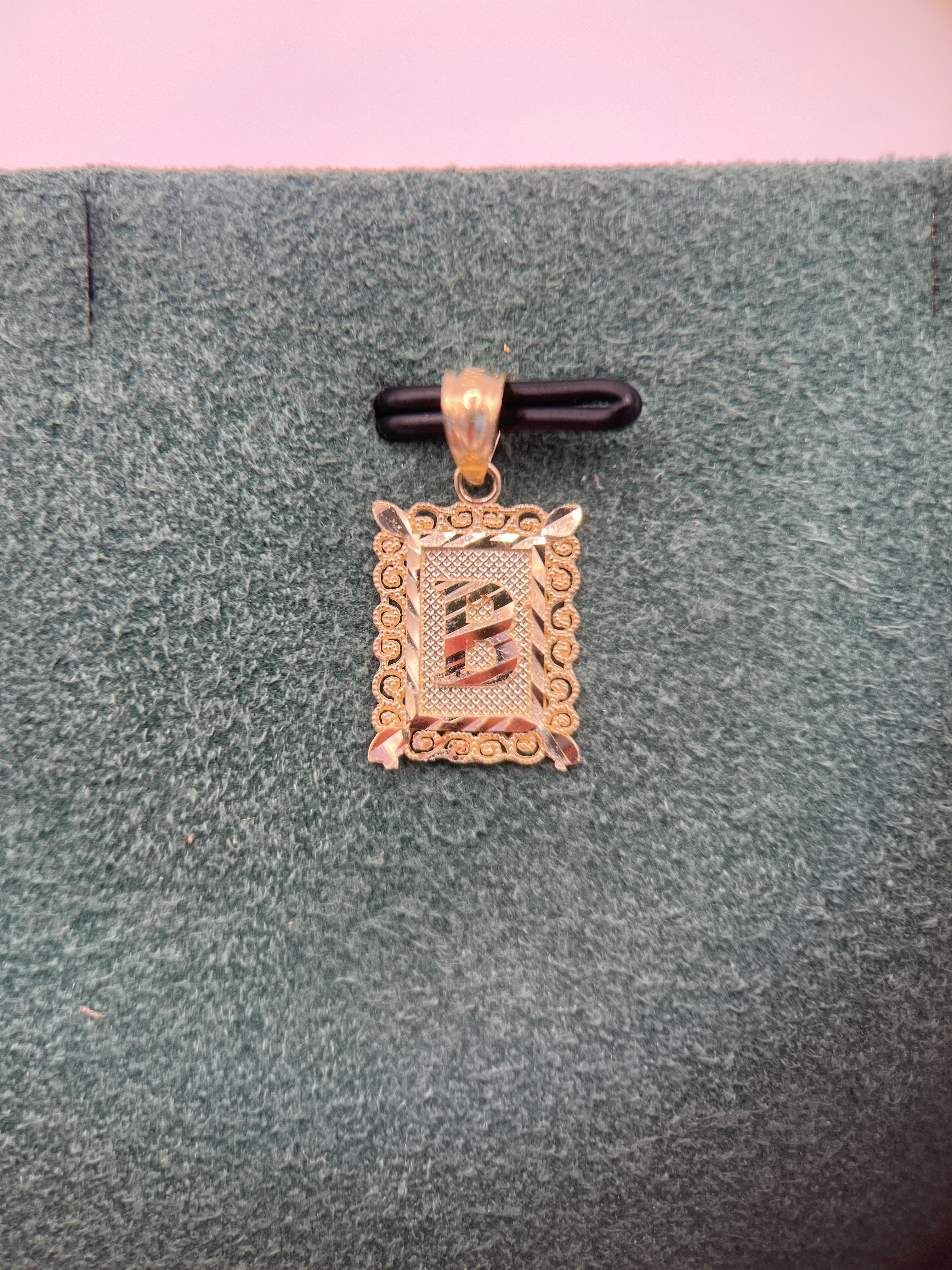 Colgante inicial B de oro amarillo de 10k