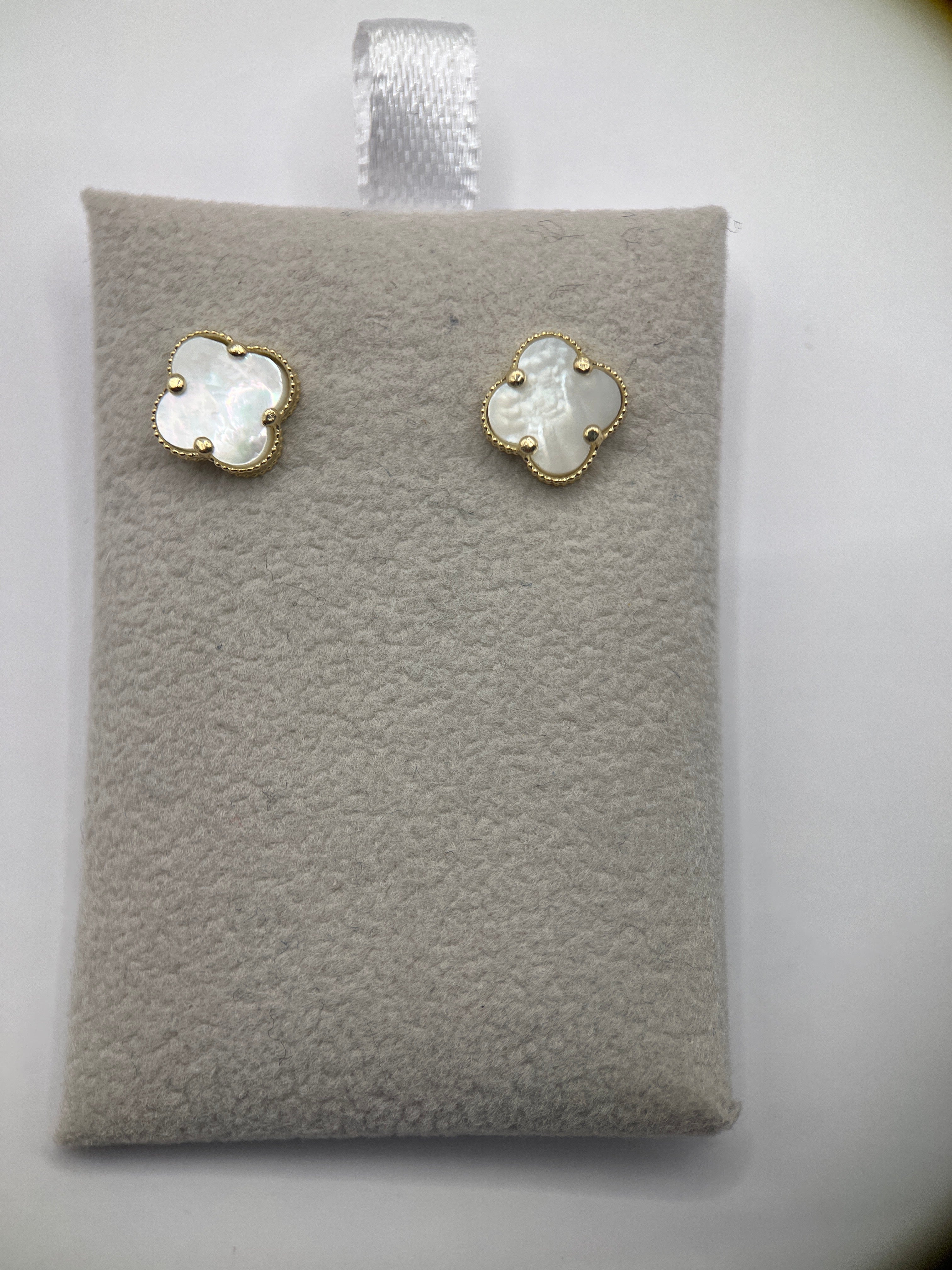 Pendientes de oro amarillo de 14k con flores y perlas blancas