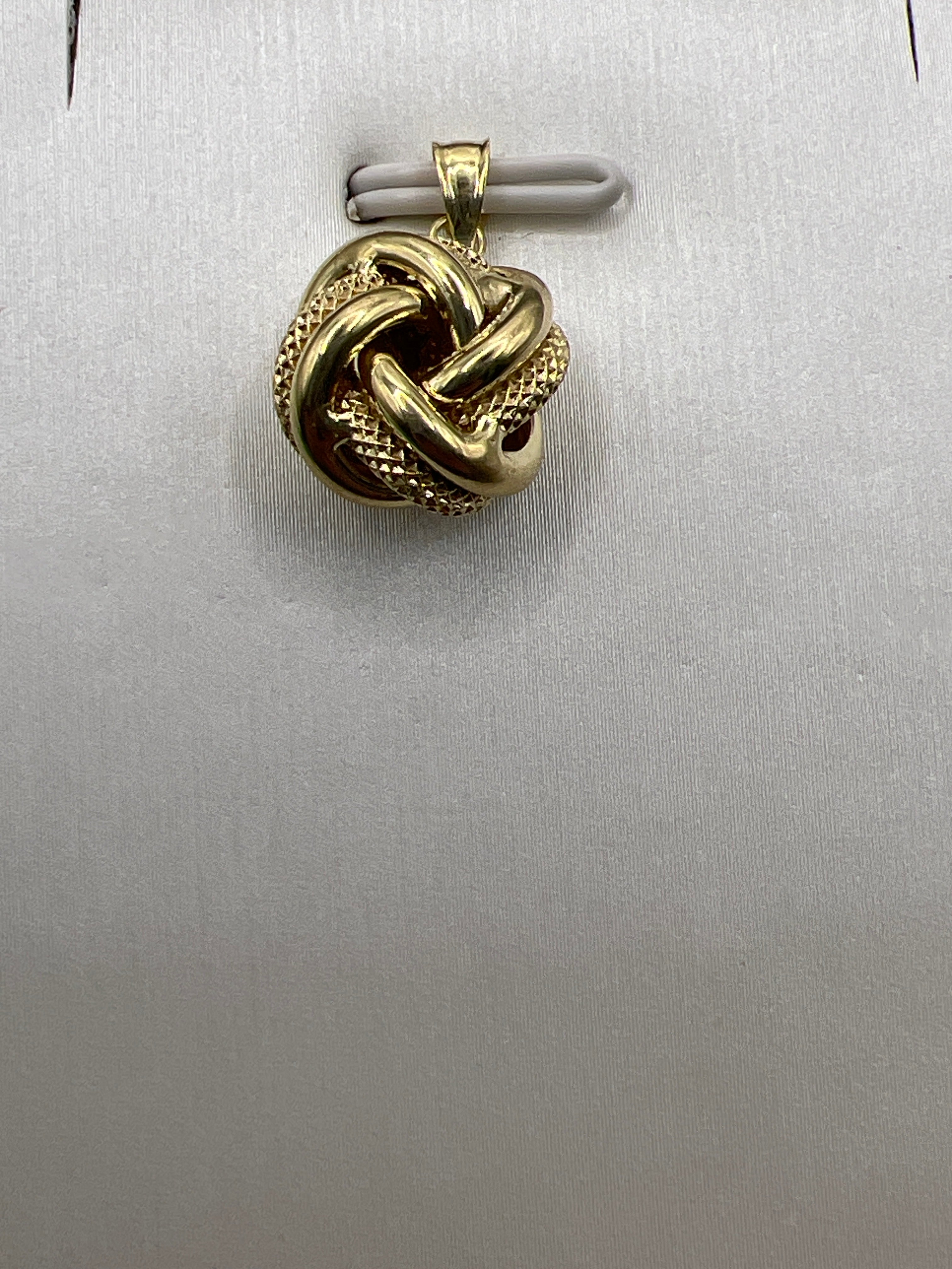 10k yellow gold knot pendant