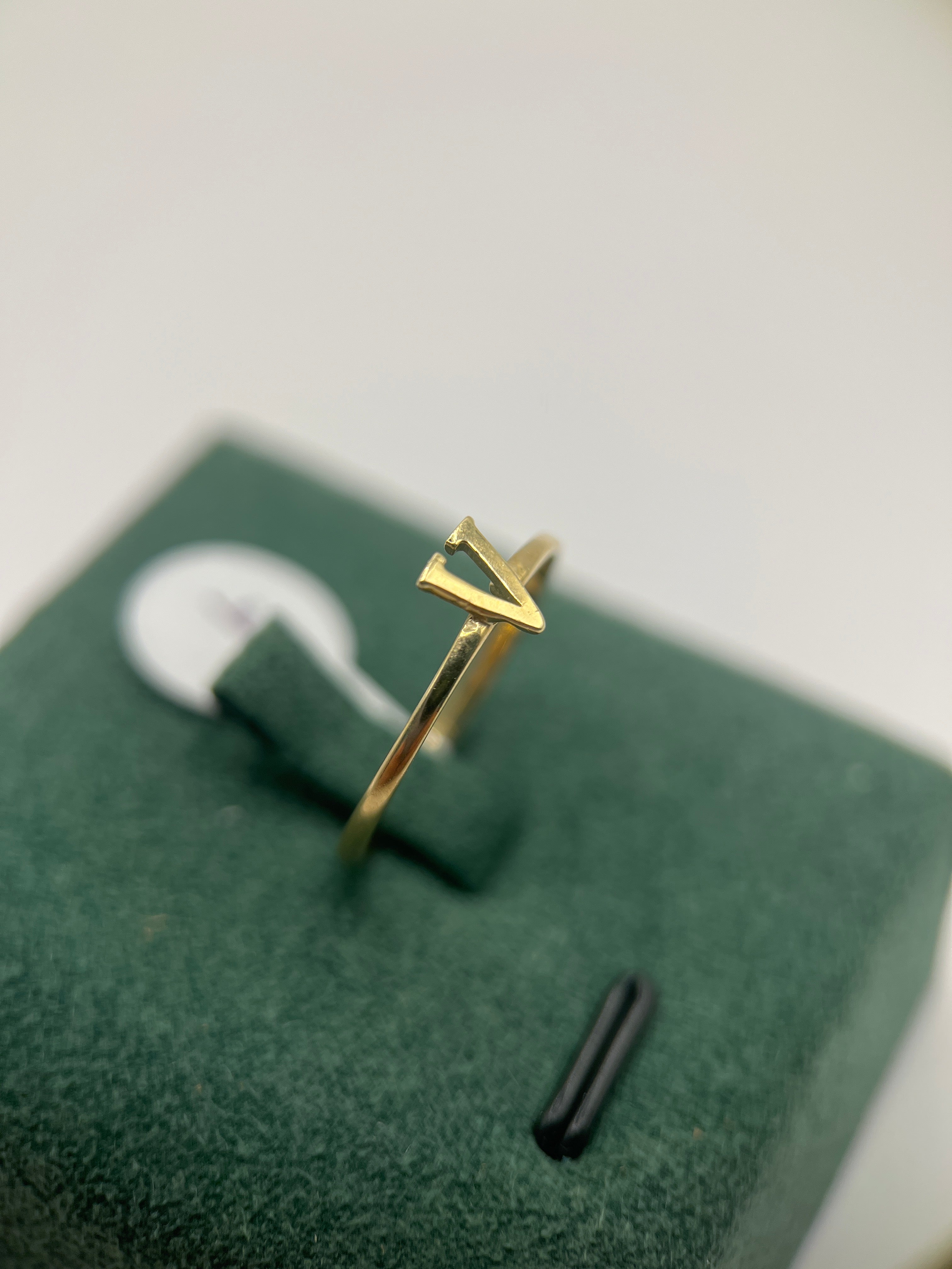 10k yellow gold initial ring V “7”