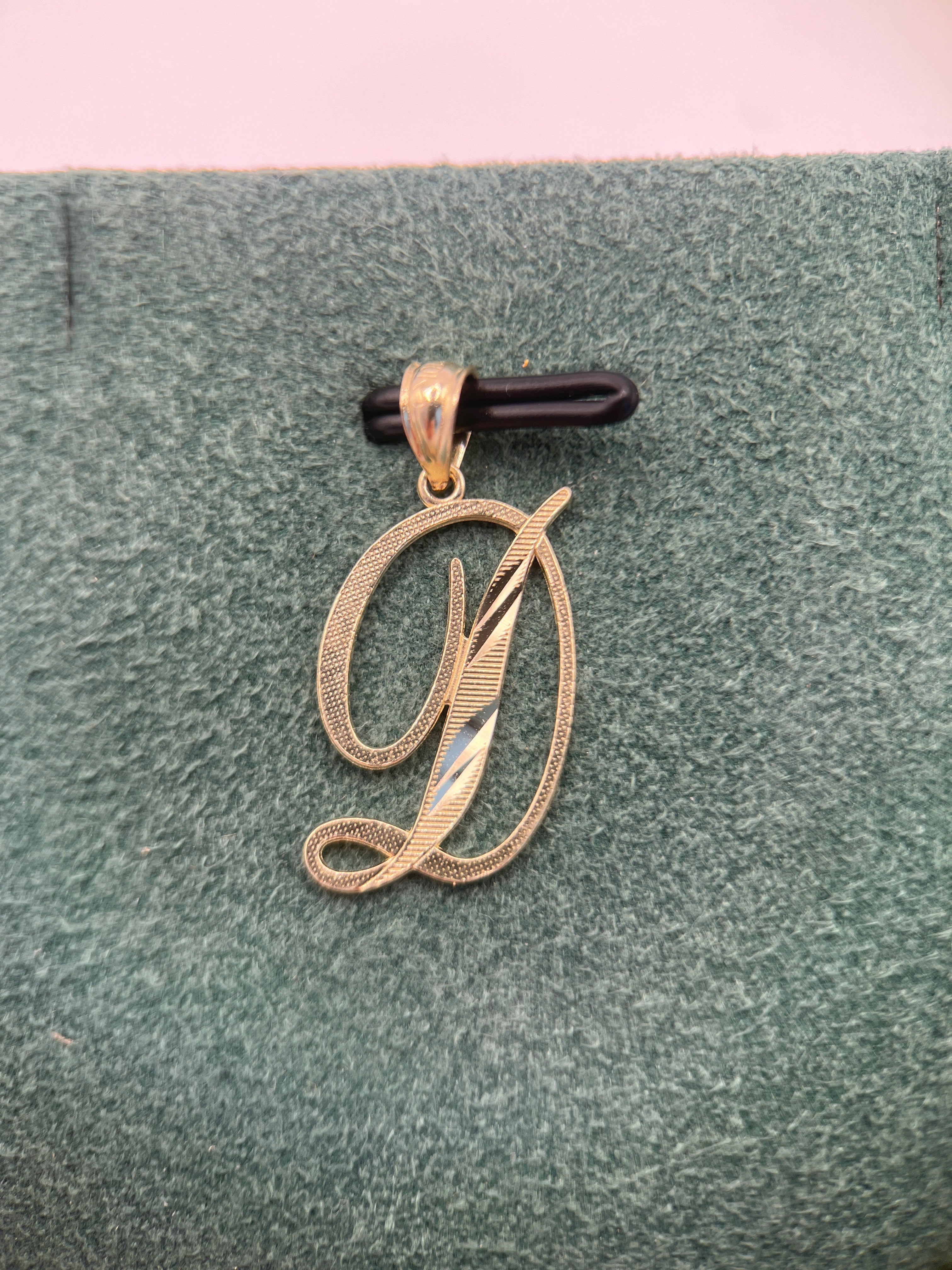 Colgante inicial D de oro amarillo de 10k