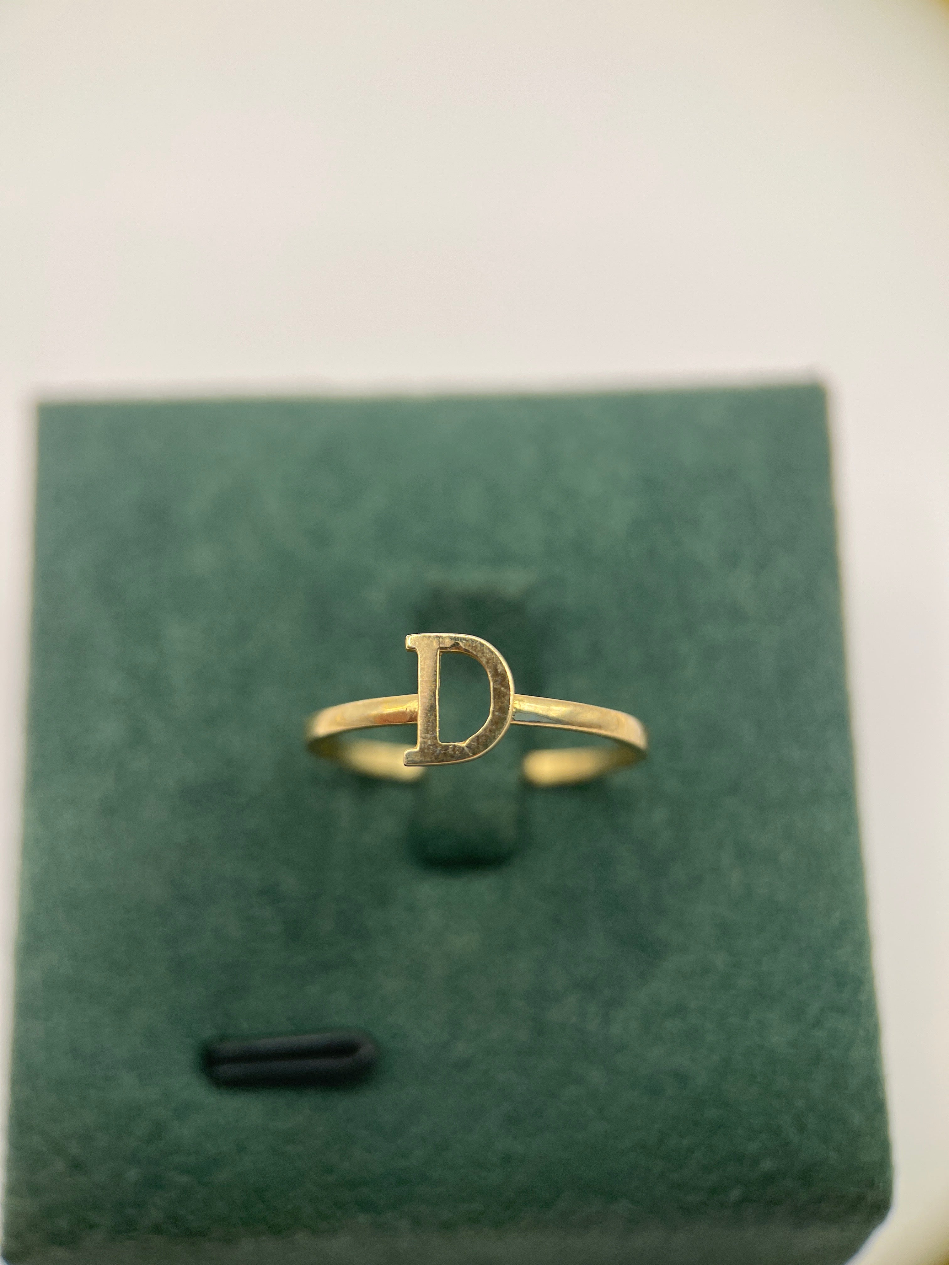 10k yellow gold initial ring D “7”