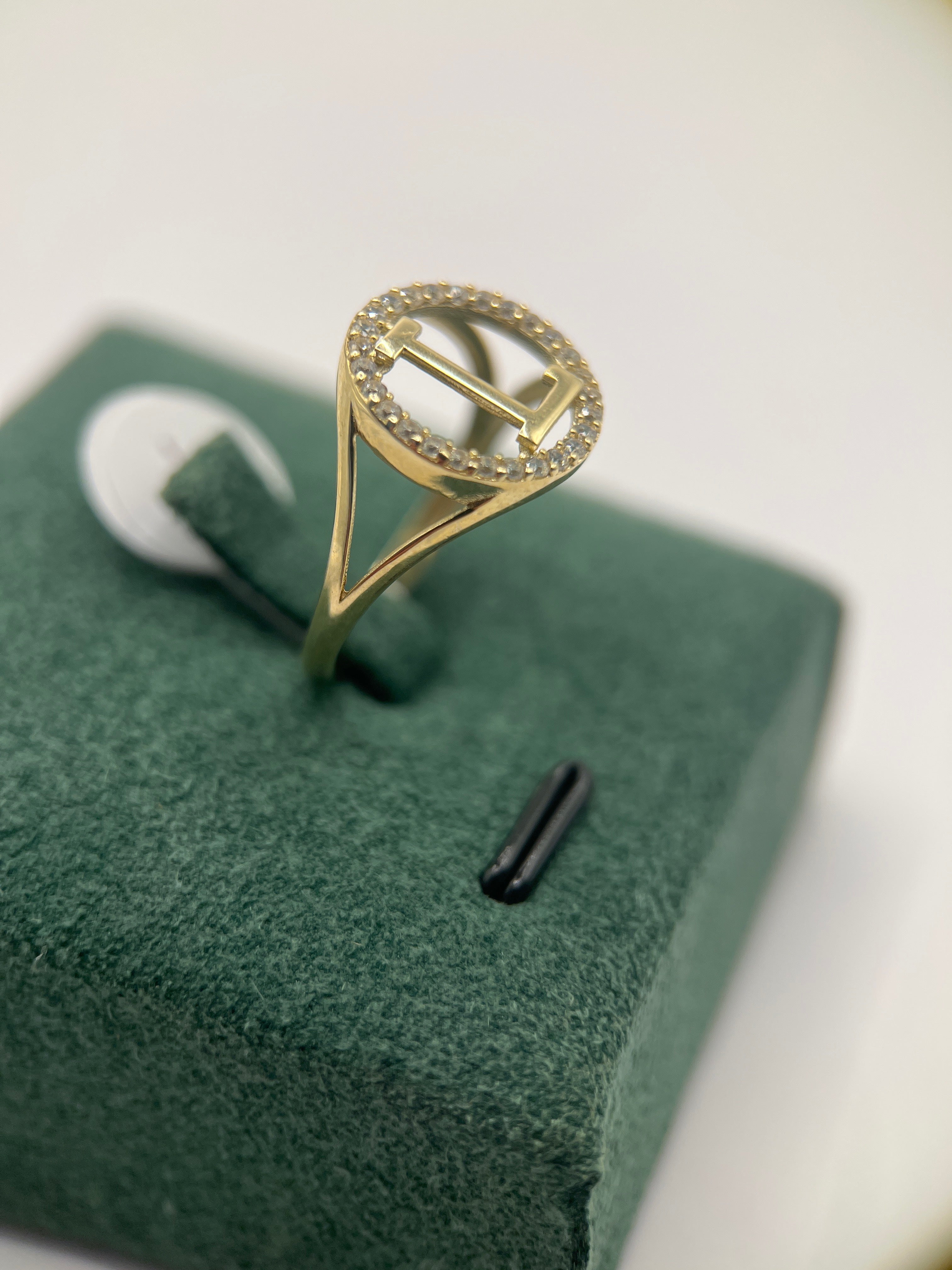 10k yellow gold initial ring L “7”