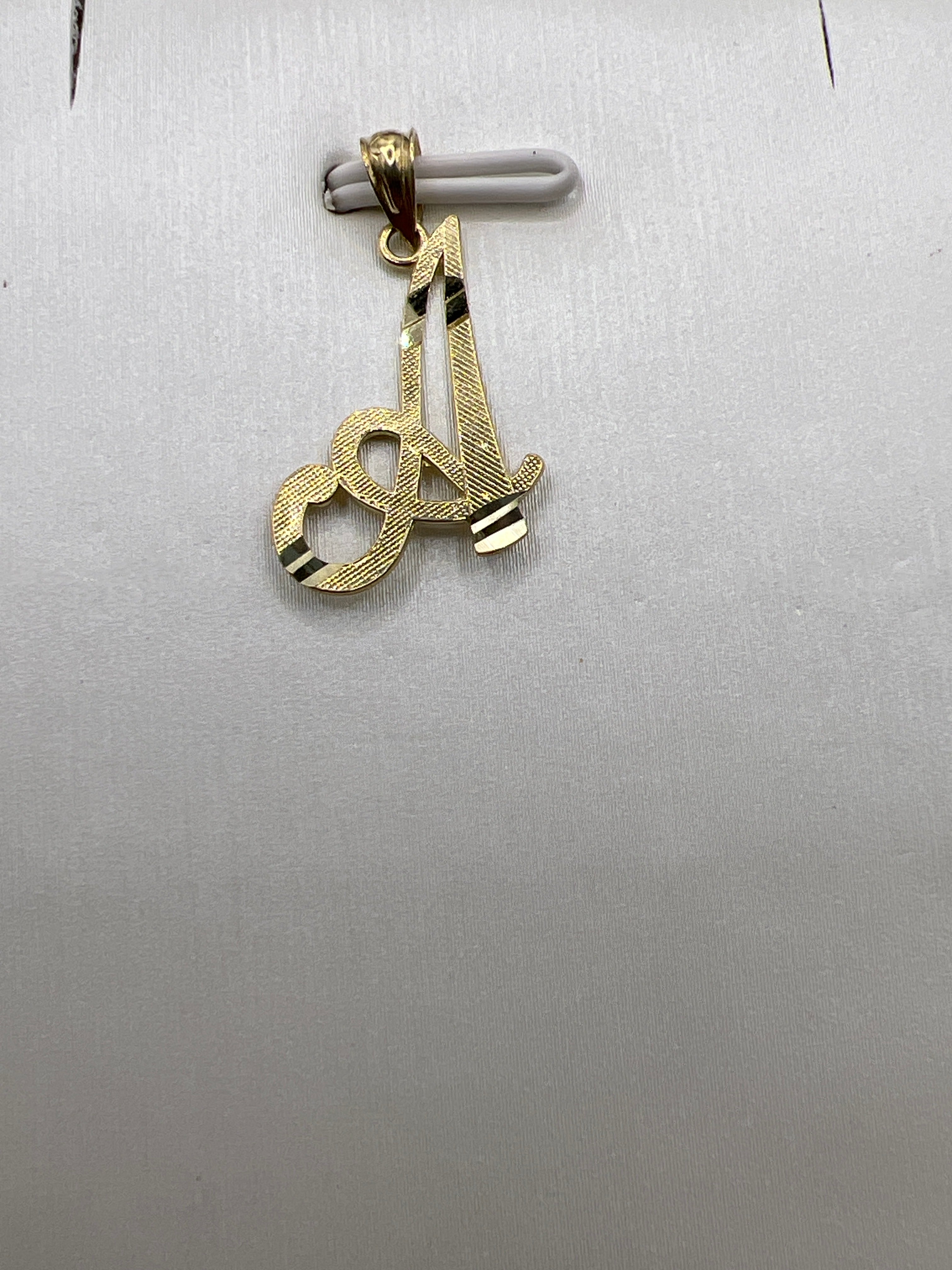 Inicial A de oro amarillo de 10k