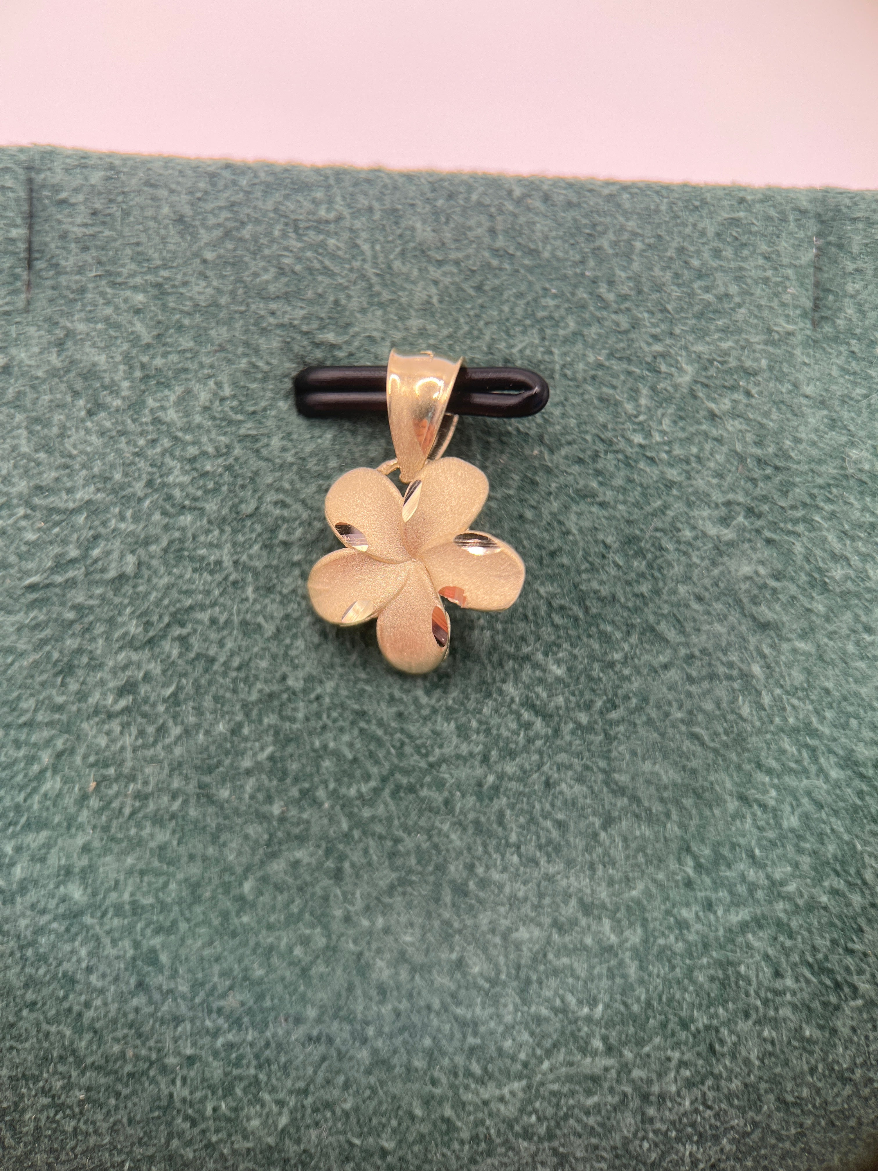 Colgante de flor de oro amarillo de 10k