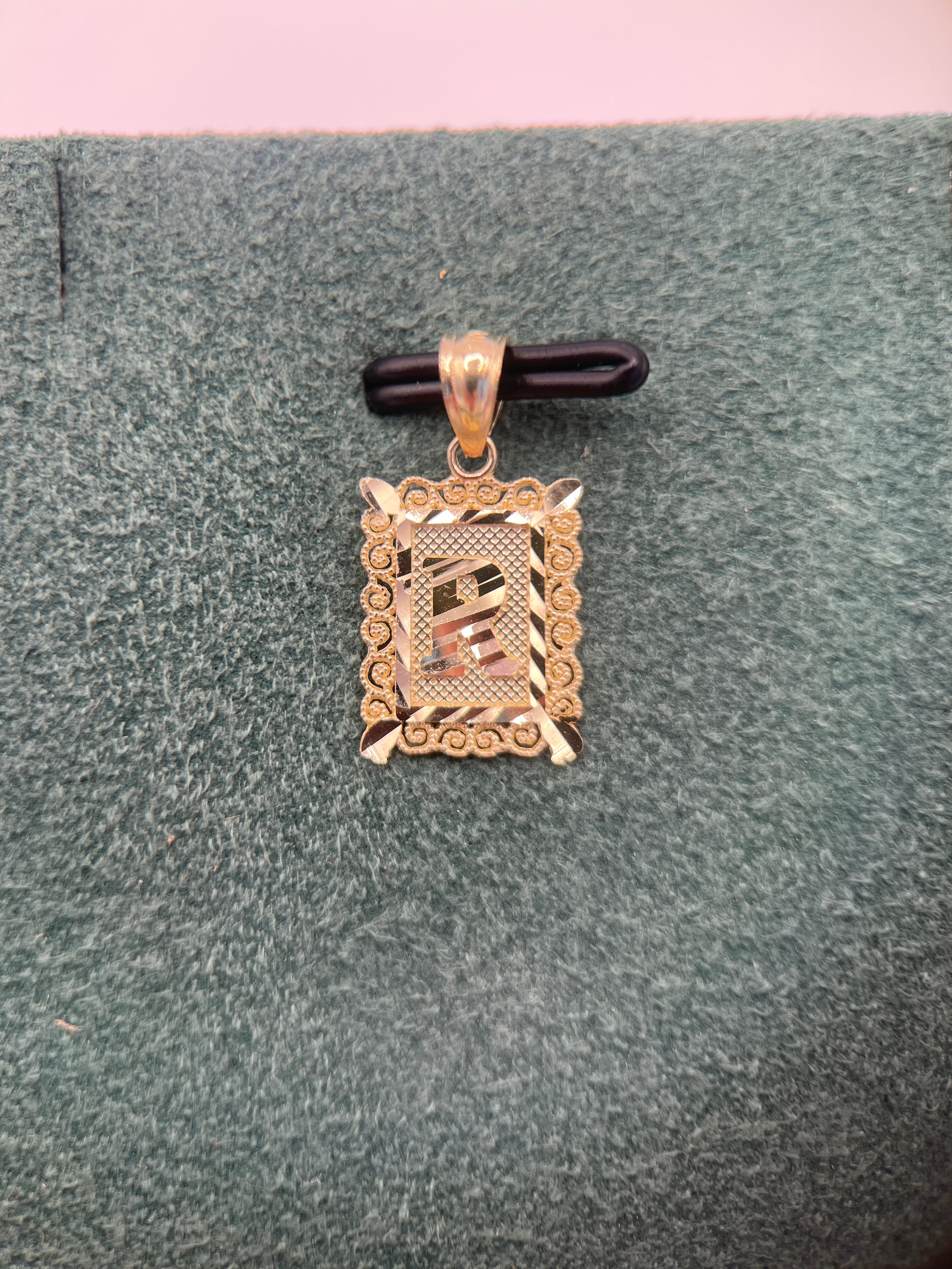 Colgante de oro amarillo de 10k con inicial R