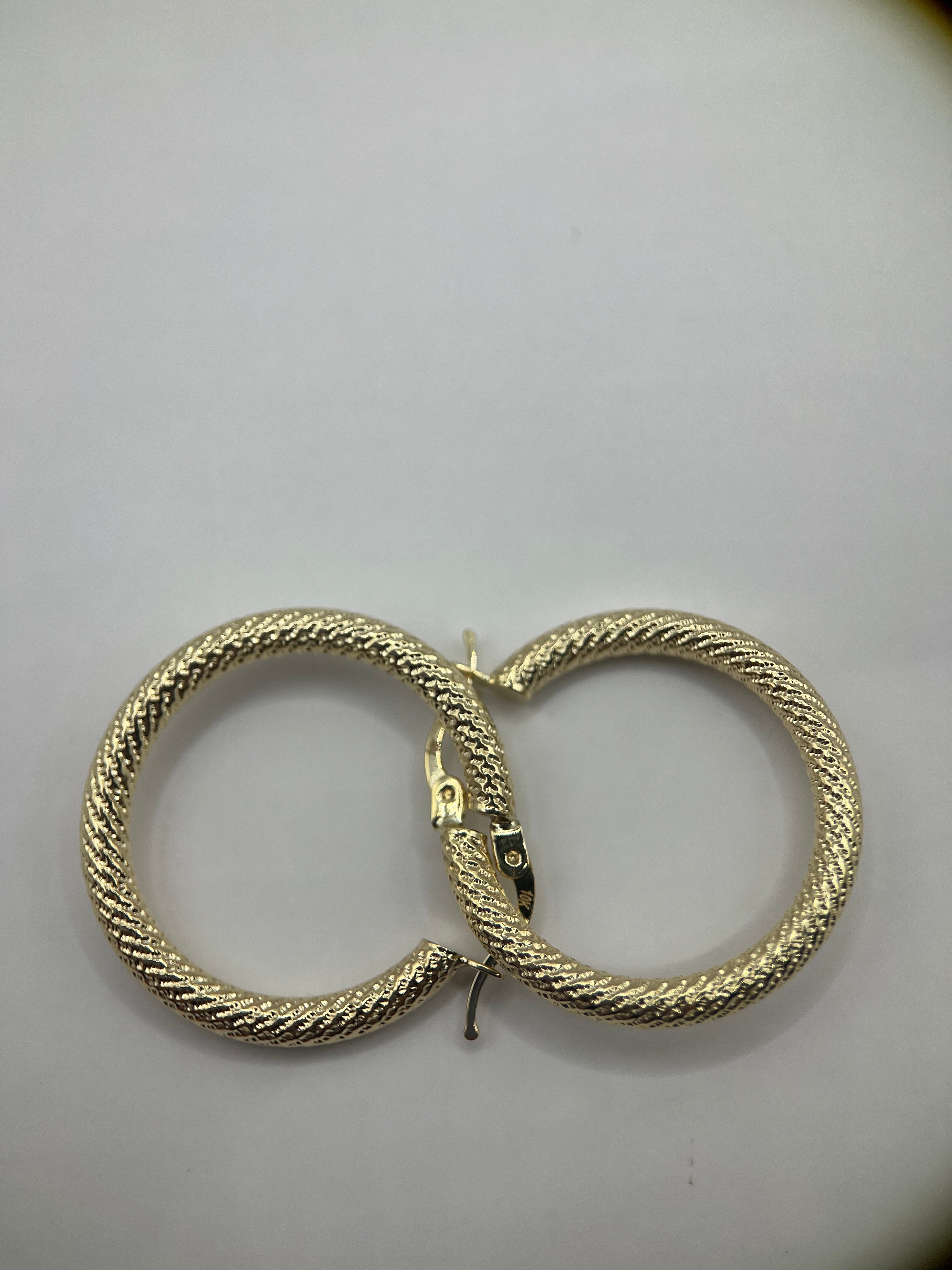 Pendientes de aro de oro amarillo de 10k