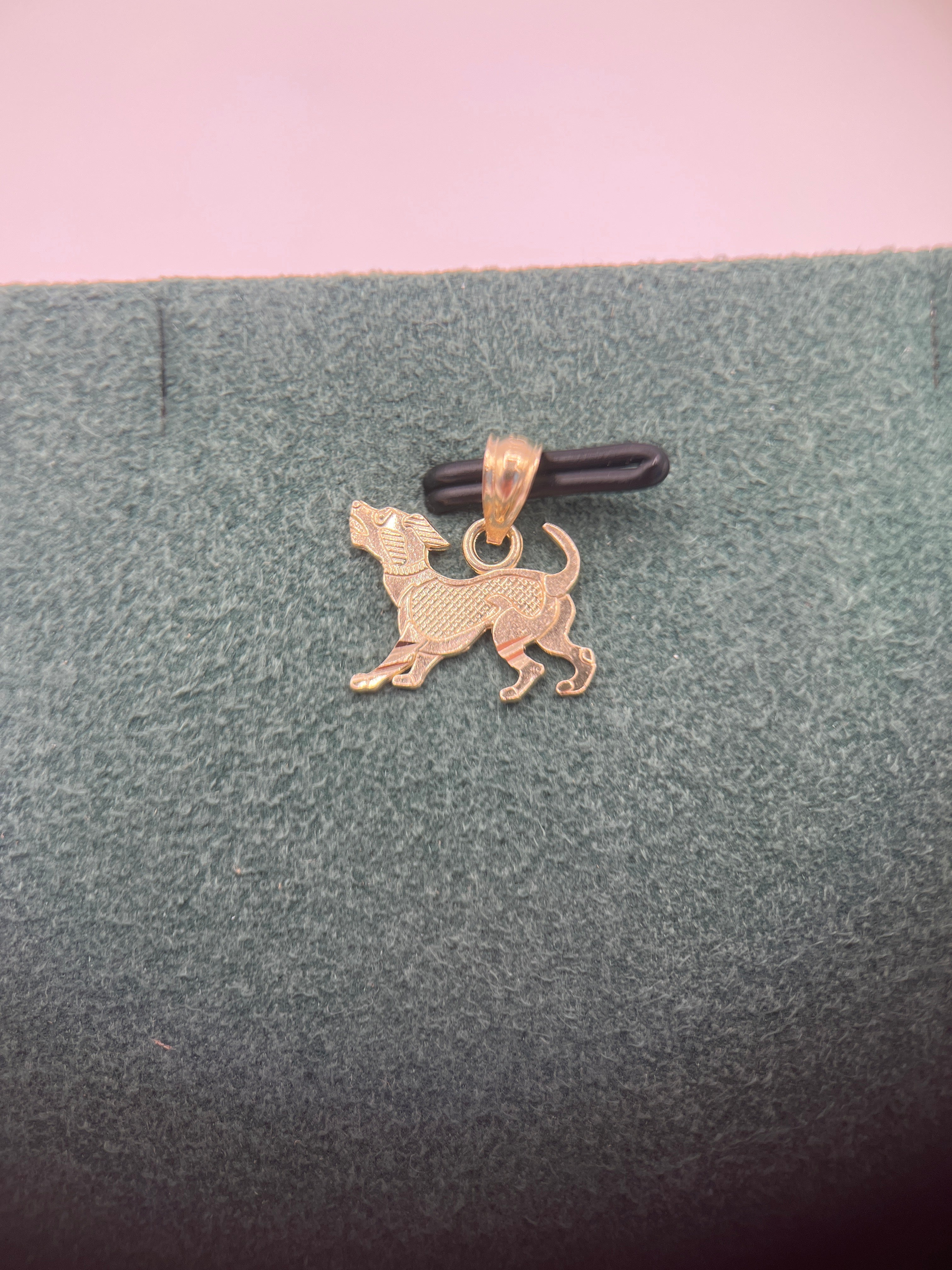 Colgante de perro de oro amarillo de 10 quilates