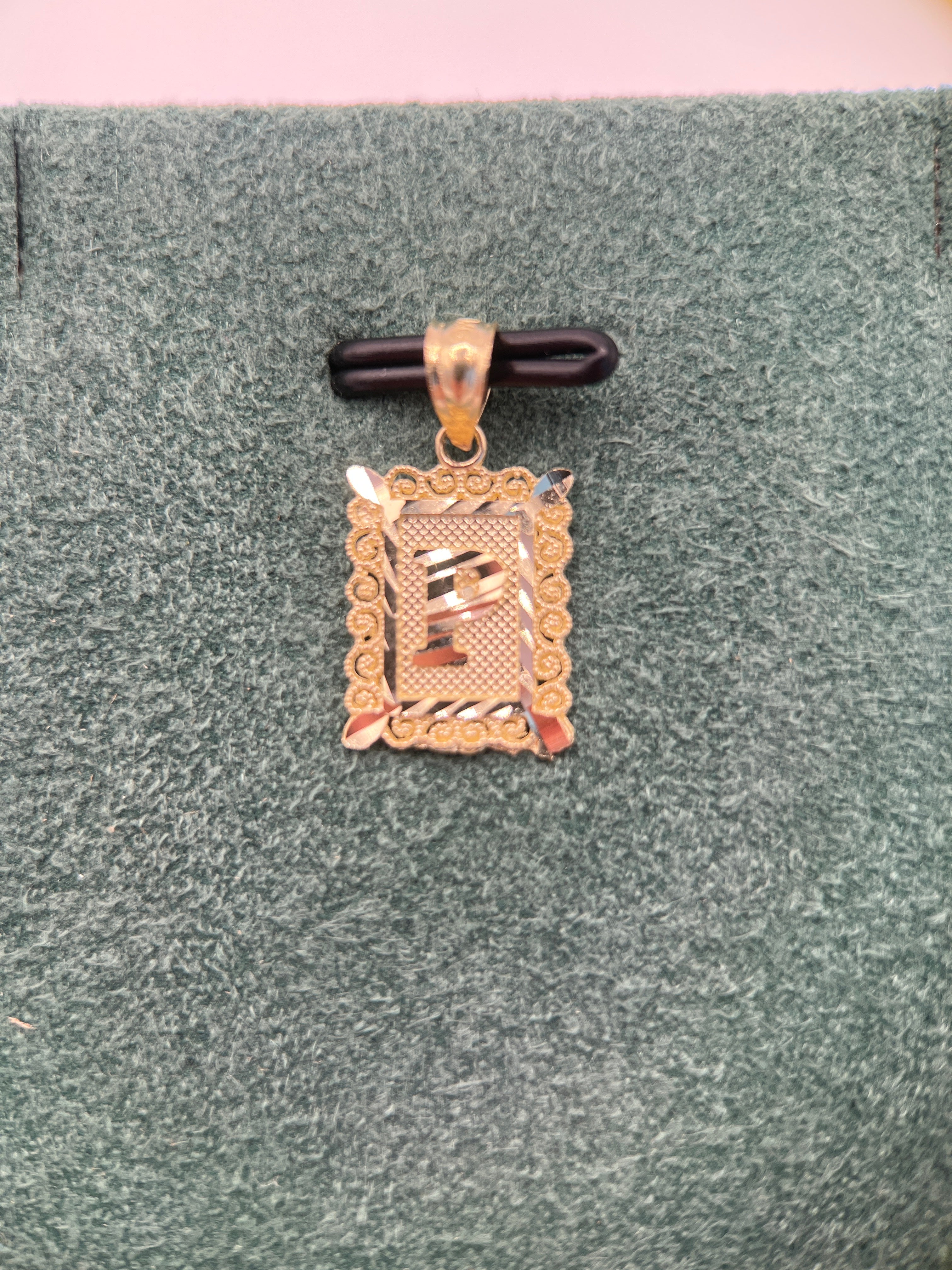 Colgante inicial P de oro amarillo de 10k