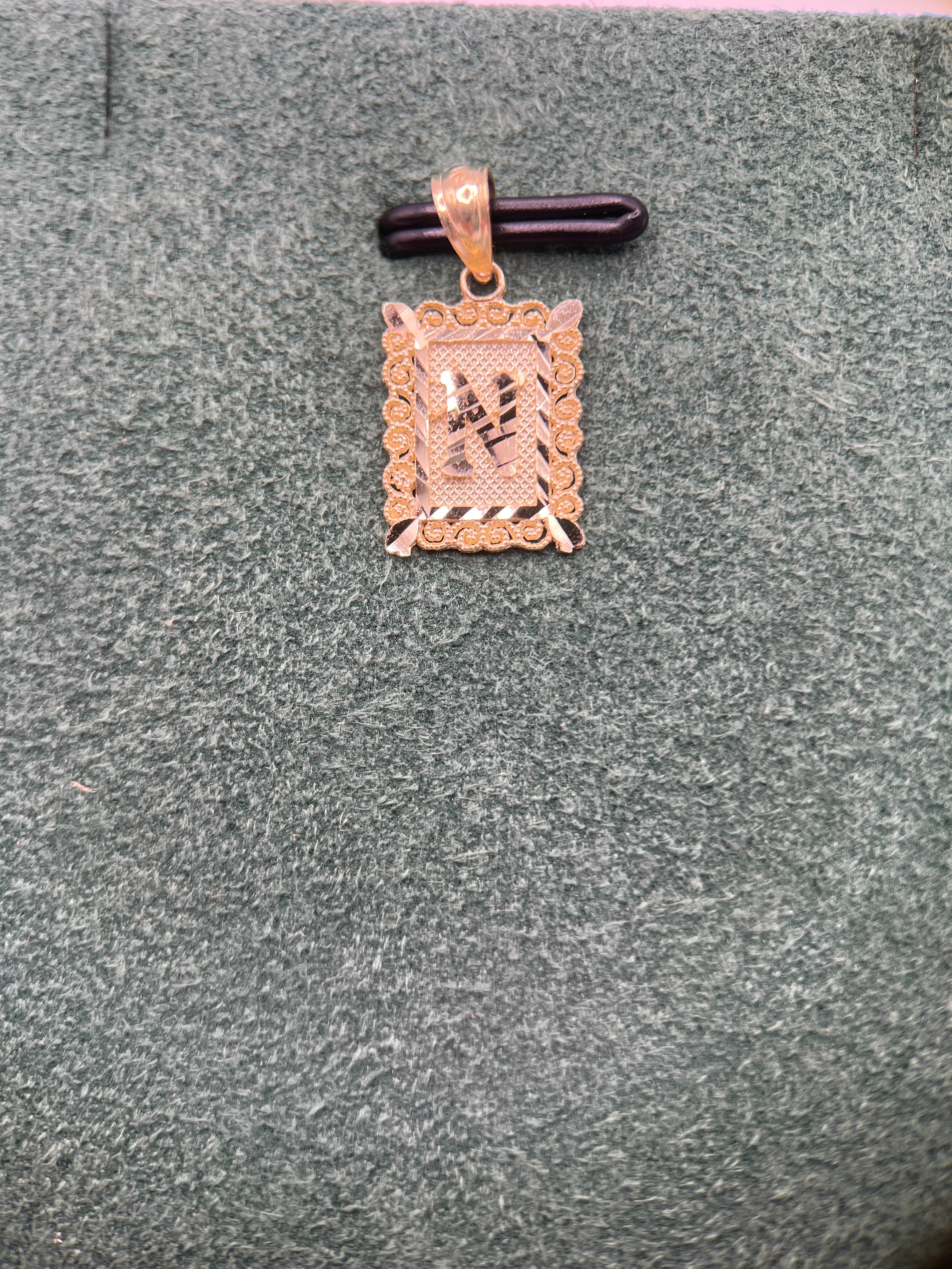 Dije inicial N de oro amarillo de 10k