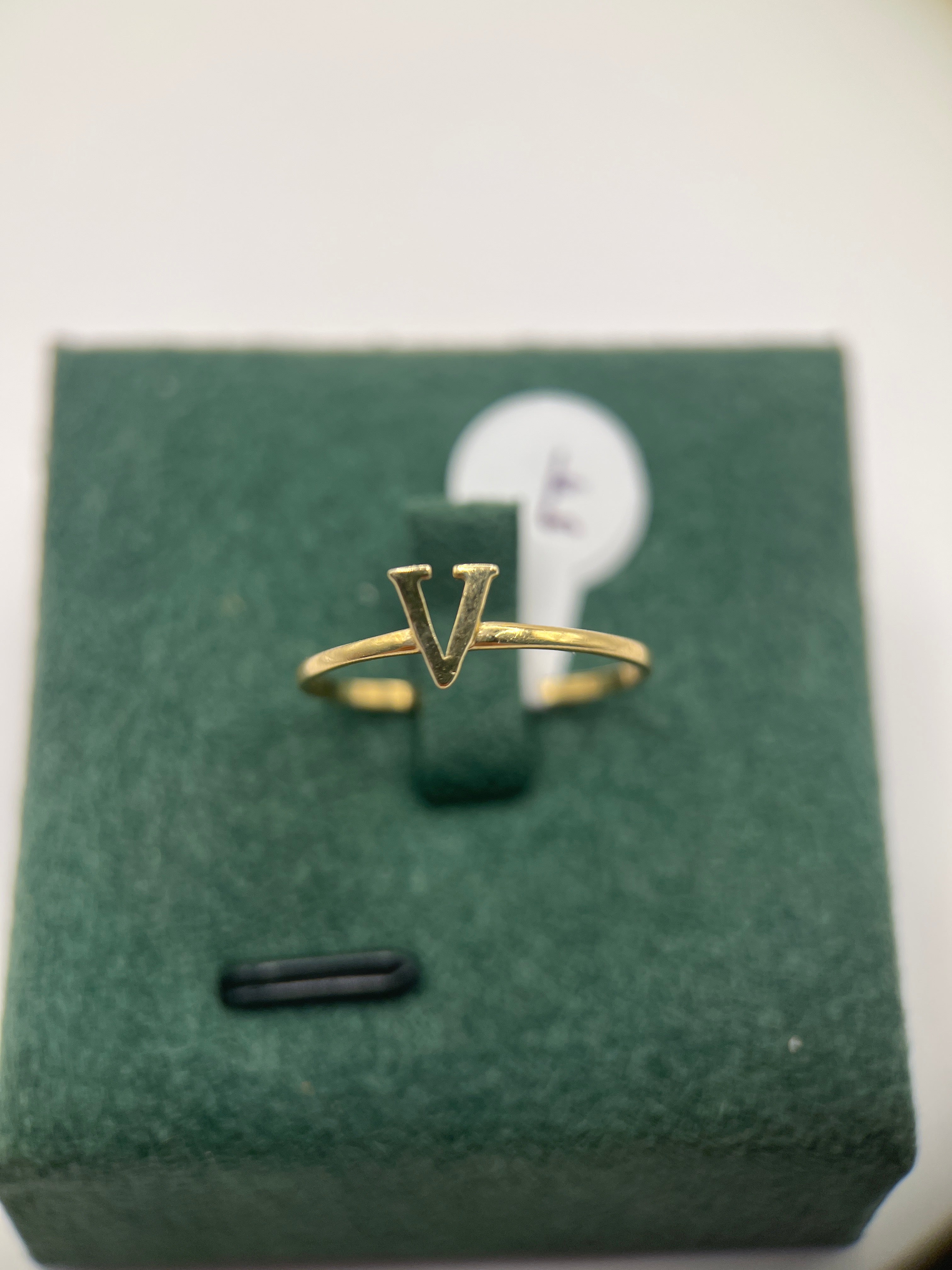 10k yellow gold initial ring V “7”
